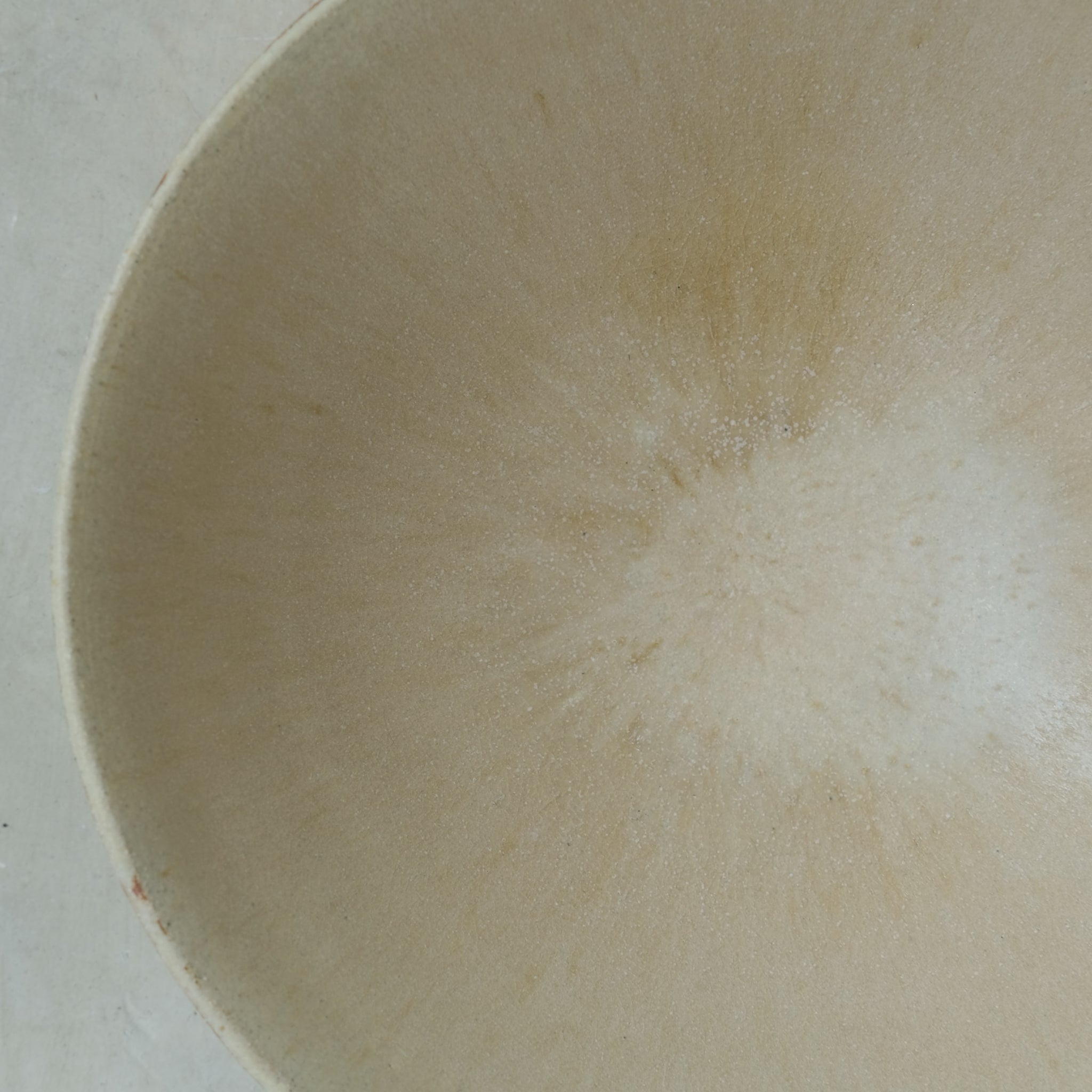 Saladier en grès caramel doux par Louise Noart pour Brutal Ceramics