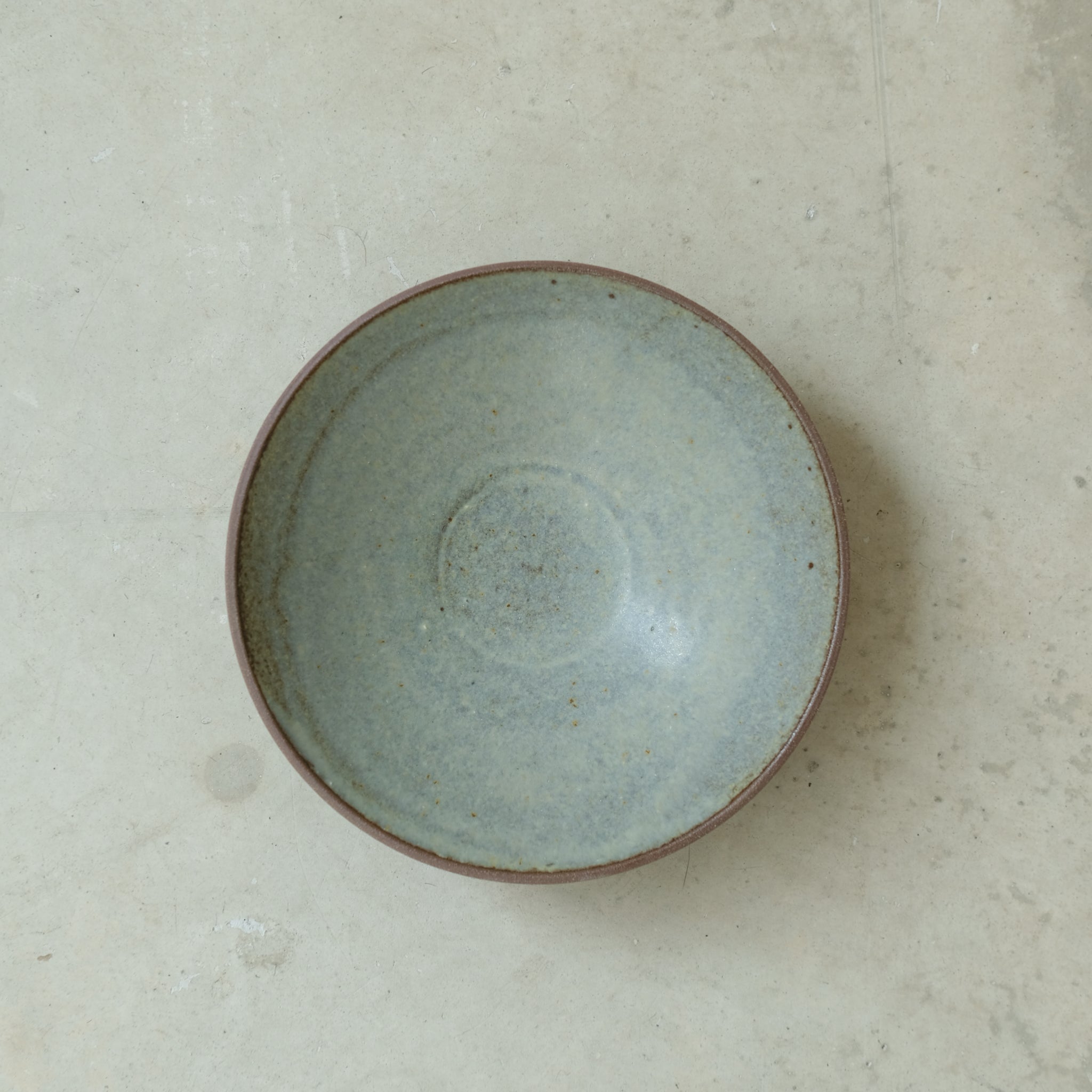 Coupelle en grès rouge, vert par Louise Noart pour Brutal Ceramics