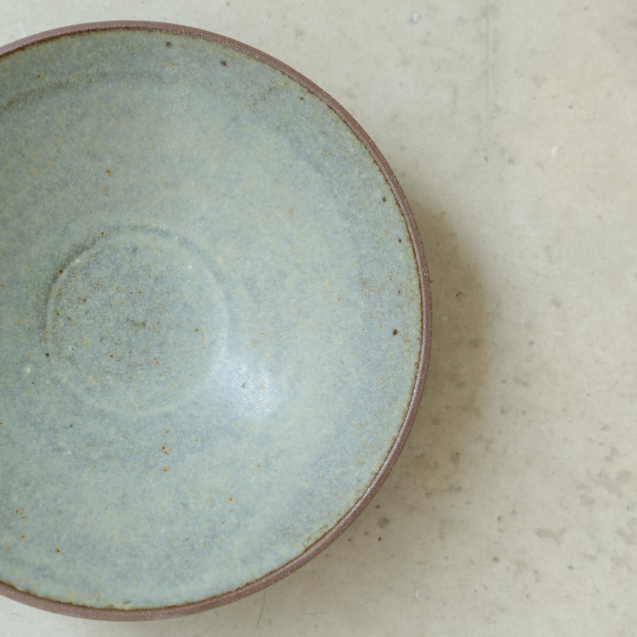 Coupelle en grès rouge, vert par Louise Noart pour Brutal Ceramics