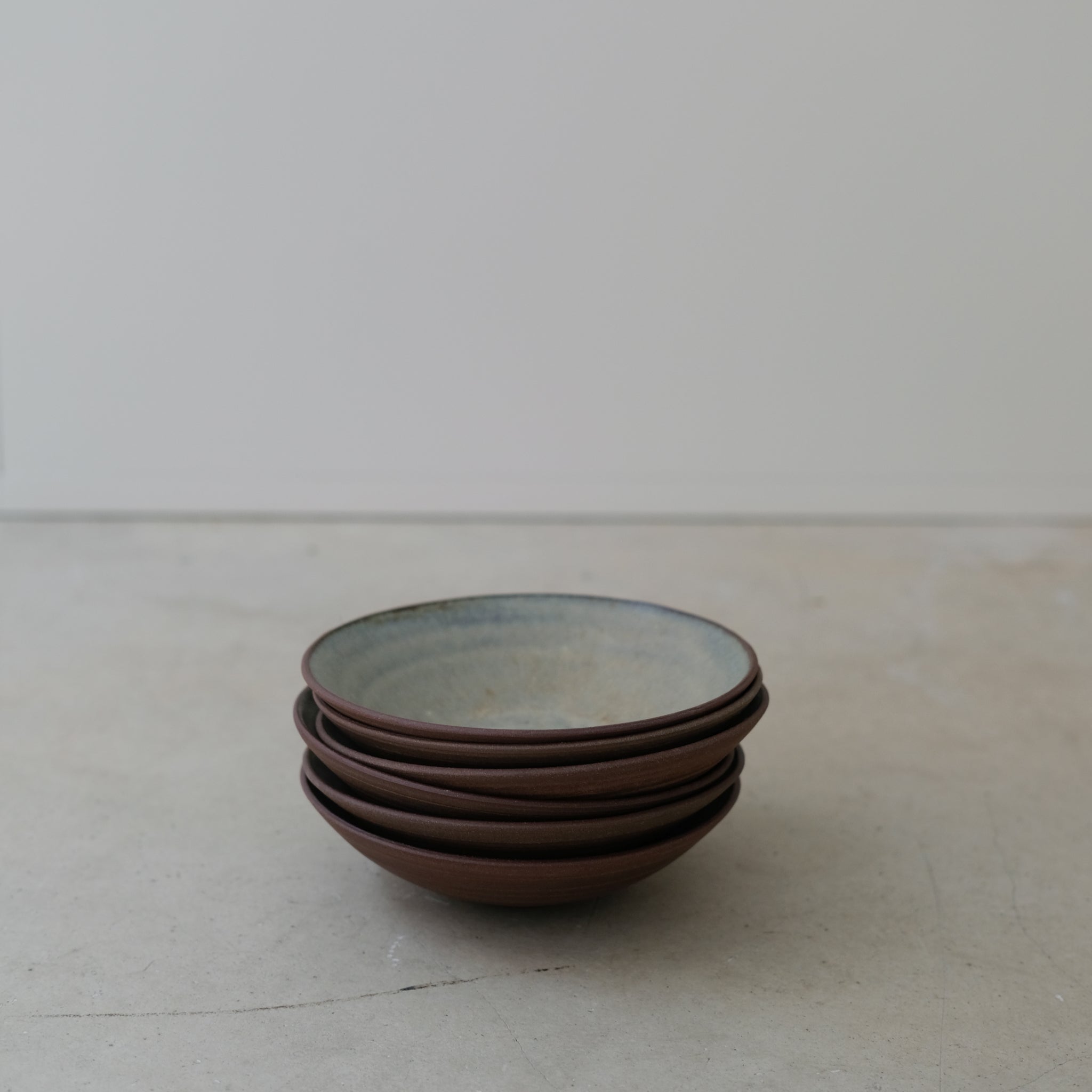 Coupelle en grès rouge, vert par Louise Noart pour Brutal Ceramics