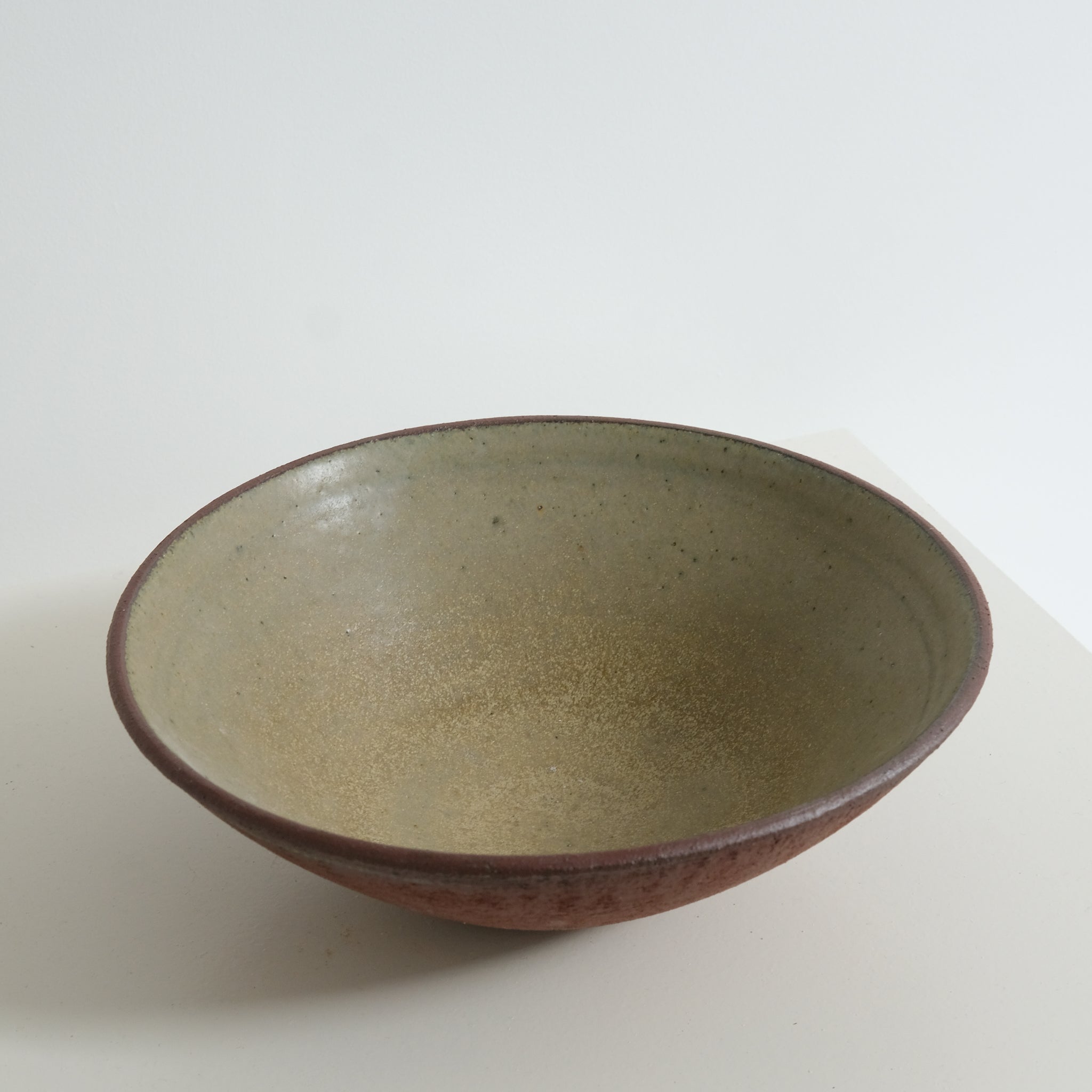 Saladier en grès rouge, kaki par Louise Noart pour Brutal Ceramics