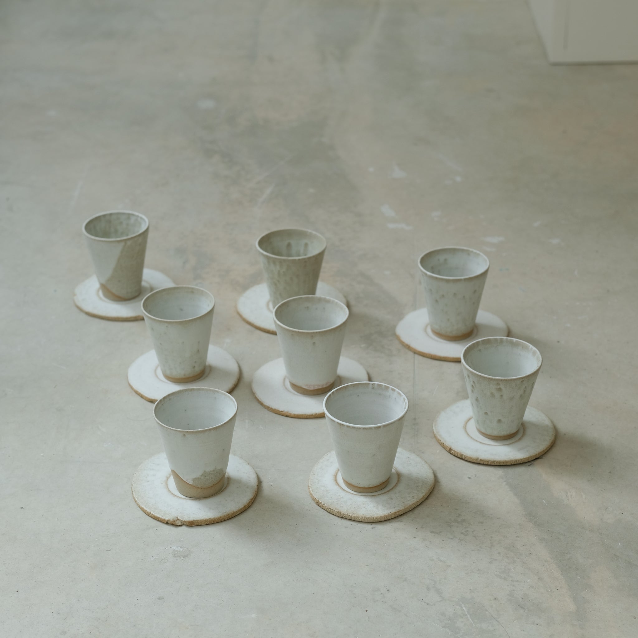 Set soucoupe et tasse blanc mat de Louise Noart pour Brutal Ceramics