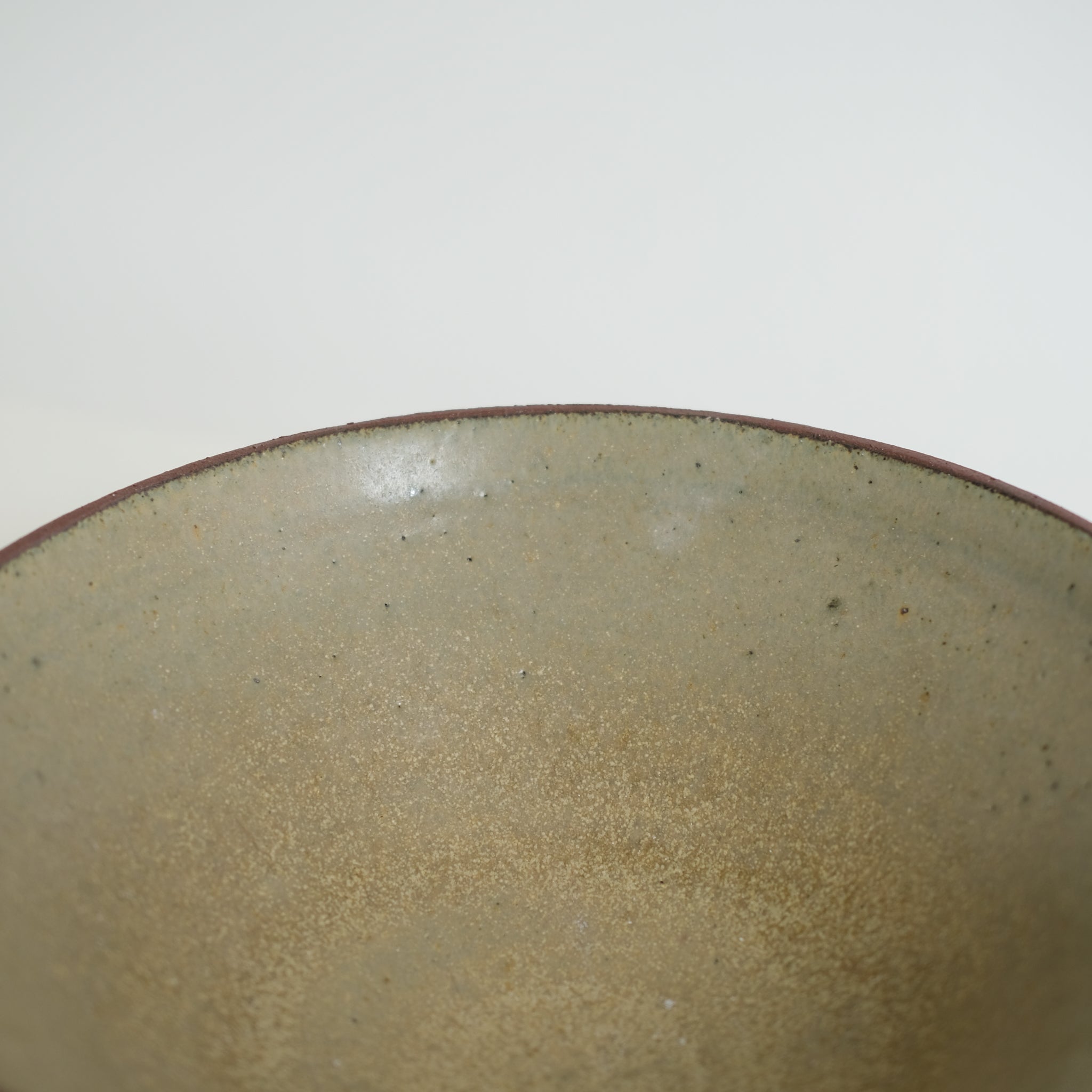 Saladier en grès rouge, kaki par Louise Noart pour Brutal Ceramics