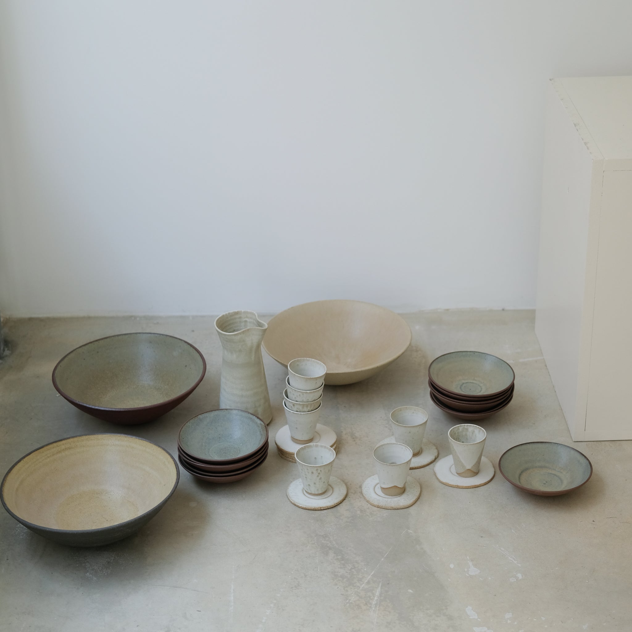 Saladier en grès noir, jaune pêche par Louise Noart pour Brutal Ceramics