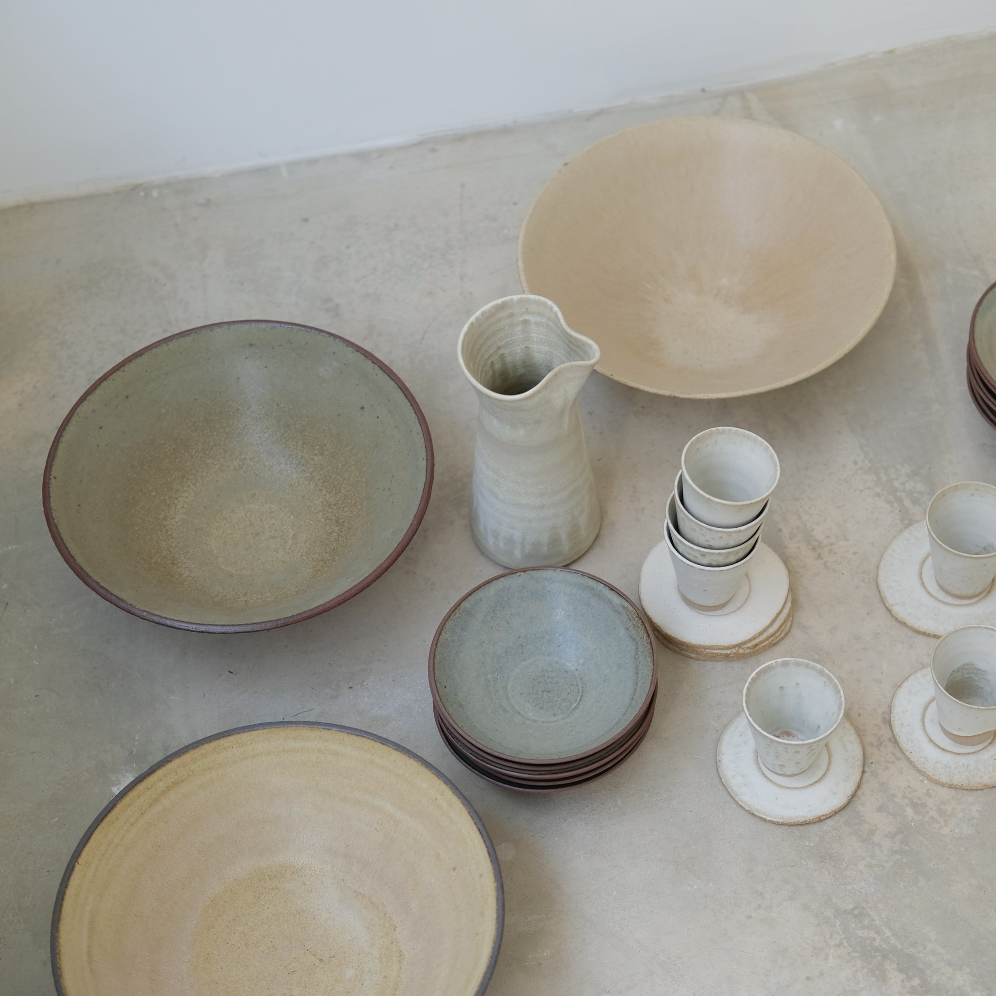Saladier en grès rouge, kaki par Louise Noart pour Brutal Ceramics