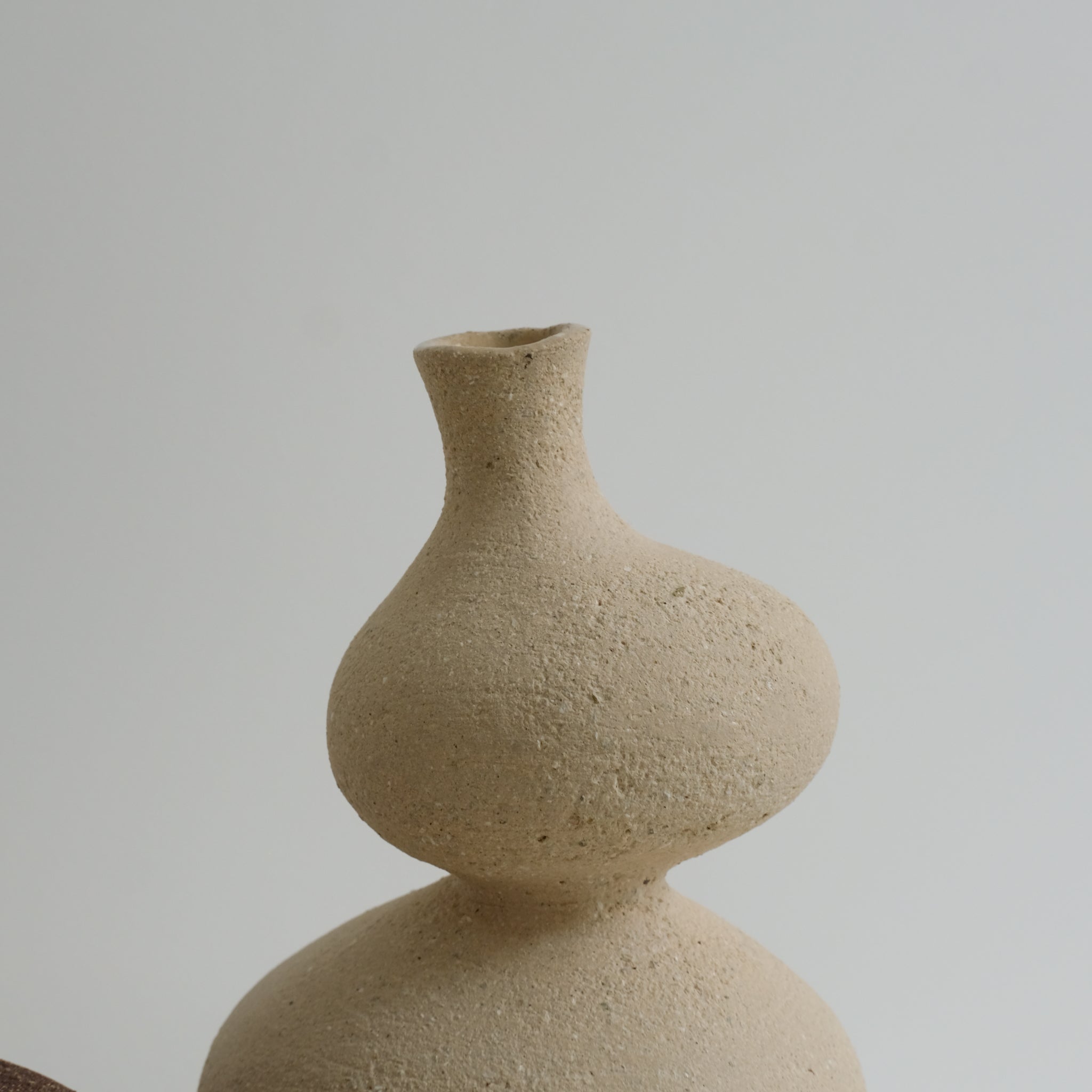 Vase Lilith S en grès H24 cm, de Lucia Mondadori chez Brutal Ceramics