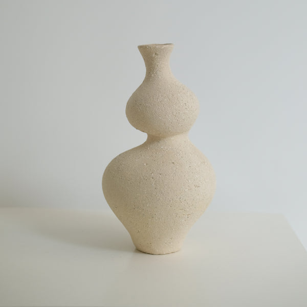 Vase Lilith M en grès H28 cm, de Lucia Mondadori chez Brutal Ceramics
