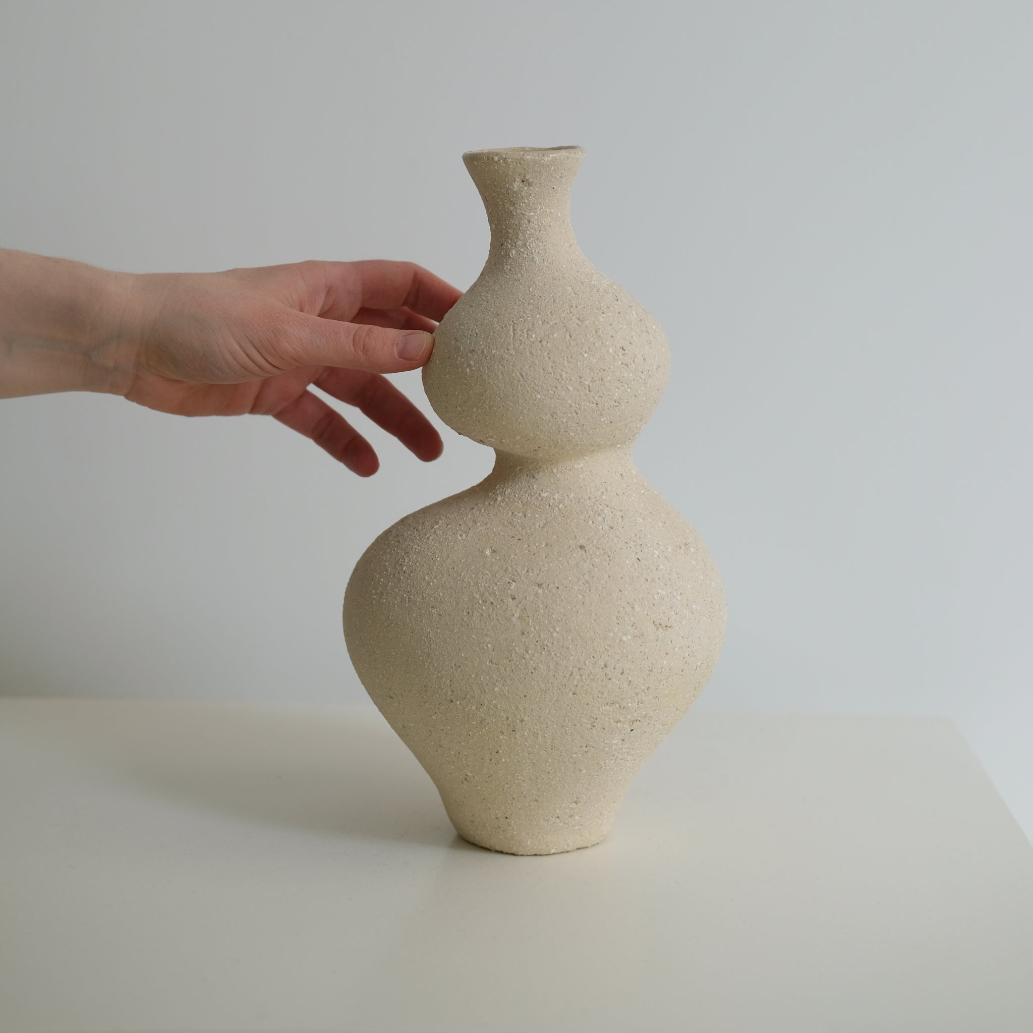 Vase Lilith M en grès H28 cm, de Lucia Mondadori chez Brutal Ceramics