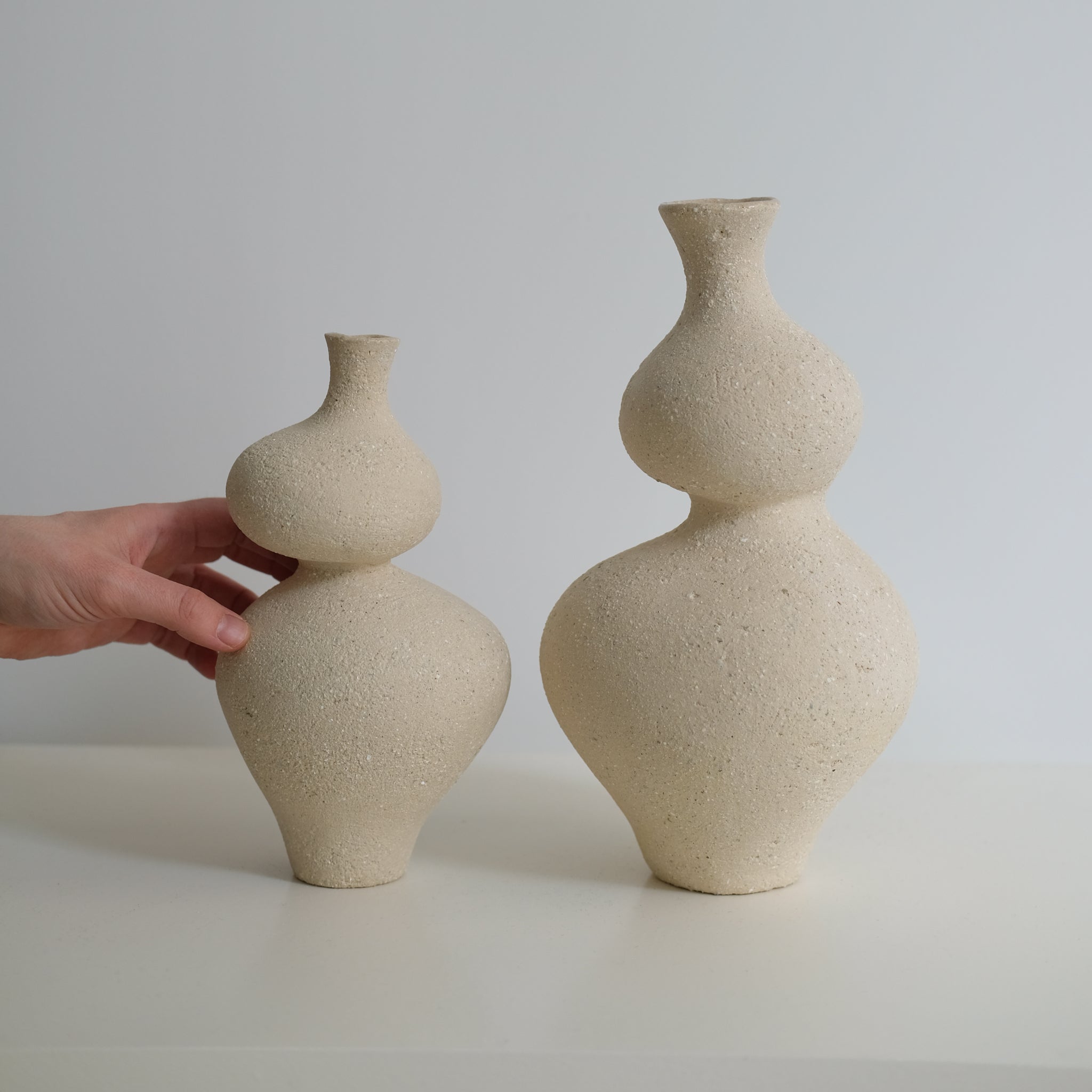 Vase Lilith S en grès H24 cm, de Lucia Mondadori chez Brutal Ceramics