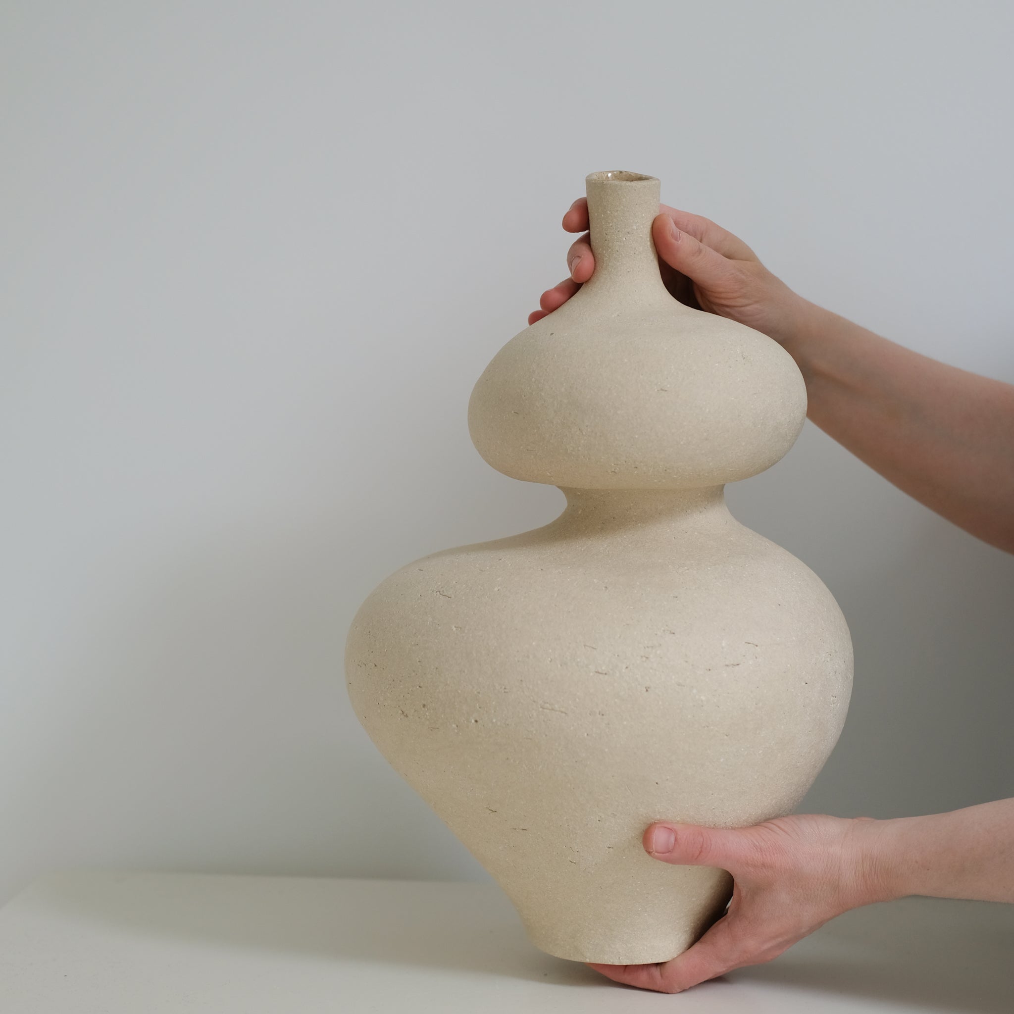 Vase Lilith L en grès H40cm, de Lucia Mondadori chez Brutal Ceramics