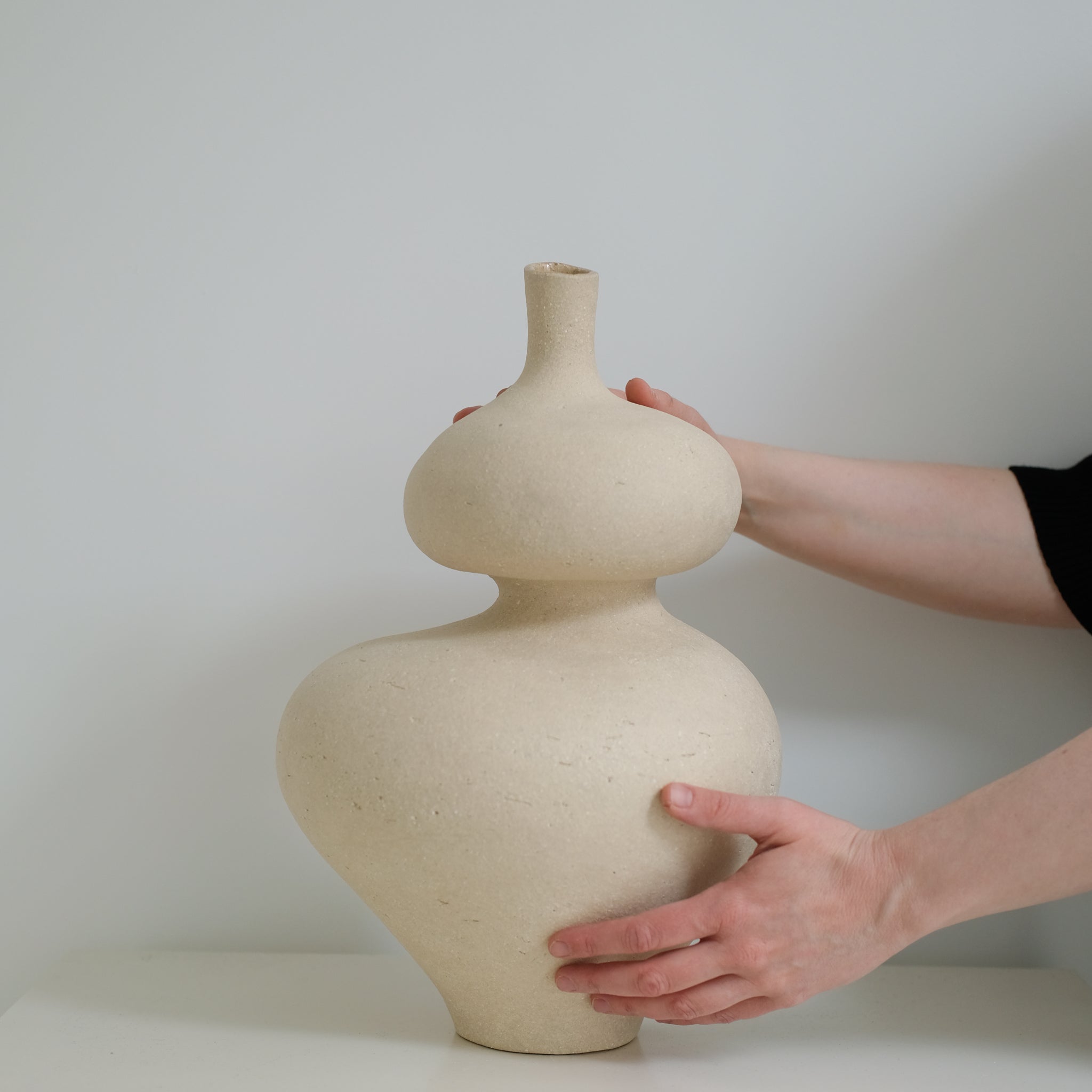 Vase Lilith L en grès H40cm, de Lucia Mondadori chez Brutal Ceramics