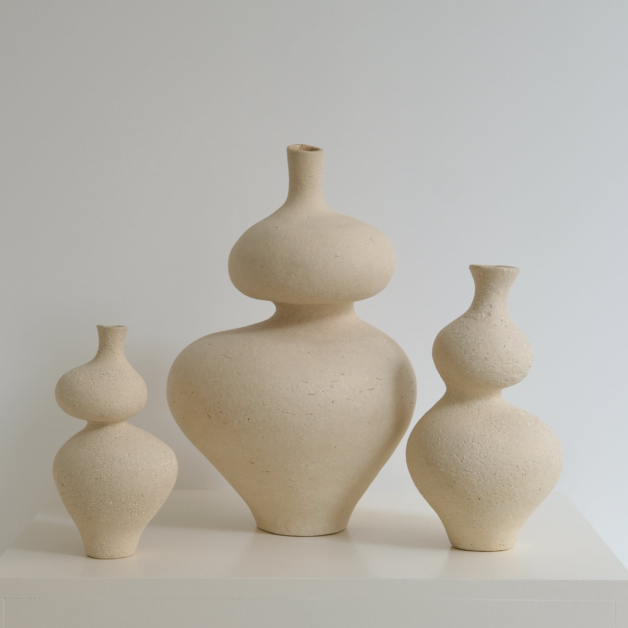 Vase Lilith S en grès H24 cm, de Lucia Mondadori chez Brutal Ceramics