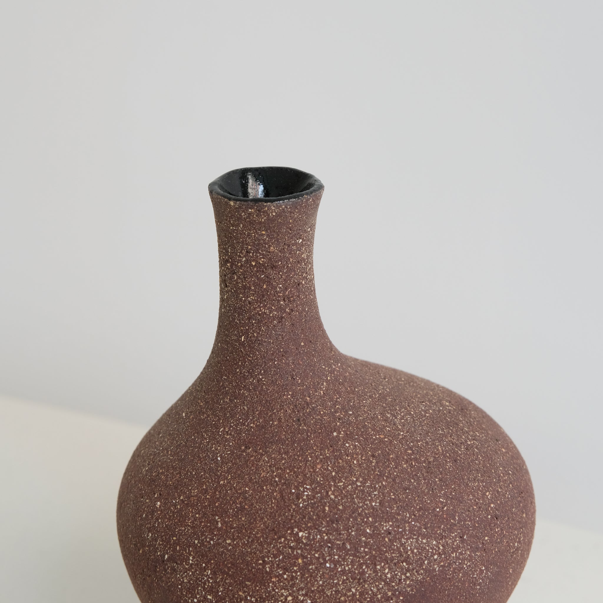 Vase Lith en grès H18 cm, de Lucia Mondadori chez Brutal Ceramics