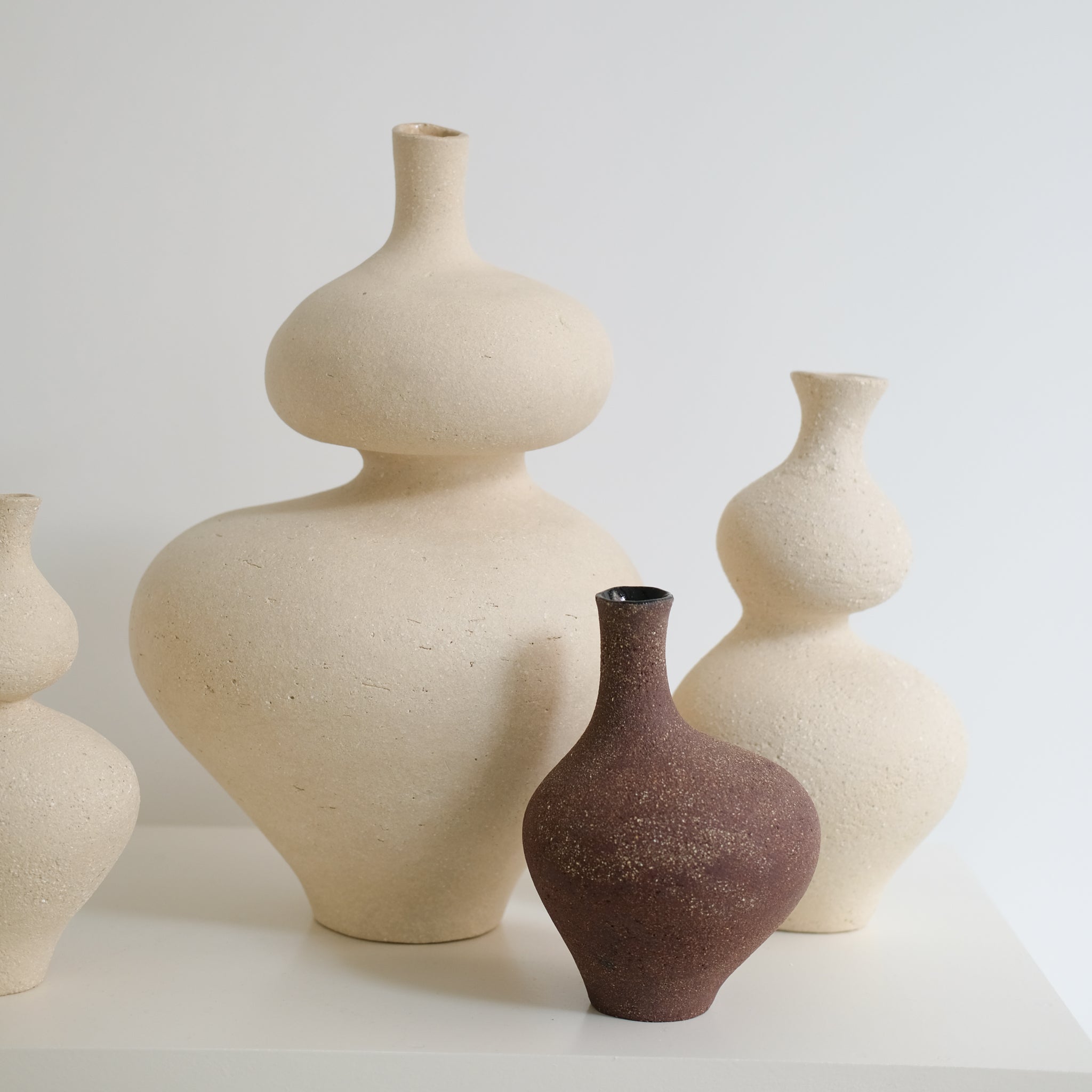 Vase Lilith L en grès H40cm, de Lucia Mondadori chez Brutal Ceramics