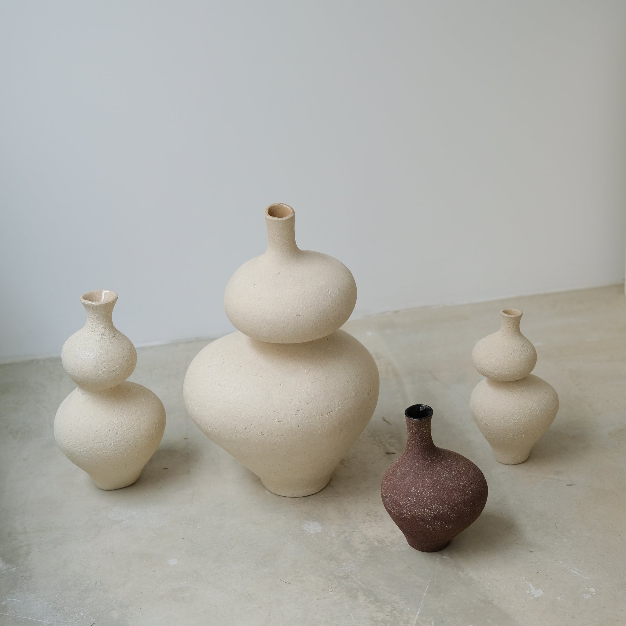 Vase Lilith M en grès H28 cm, de Lucia Mondadori chez Brutal Ceramics