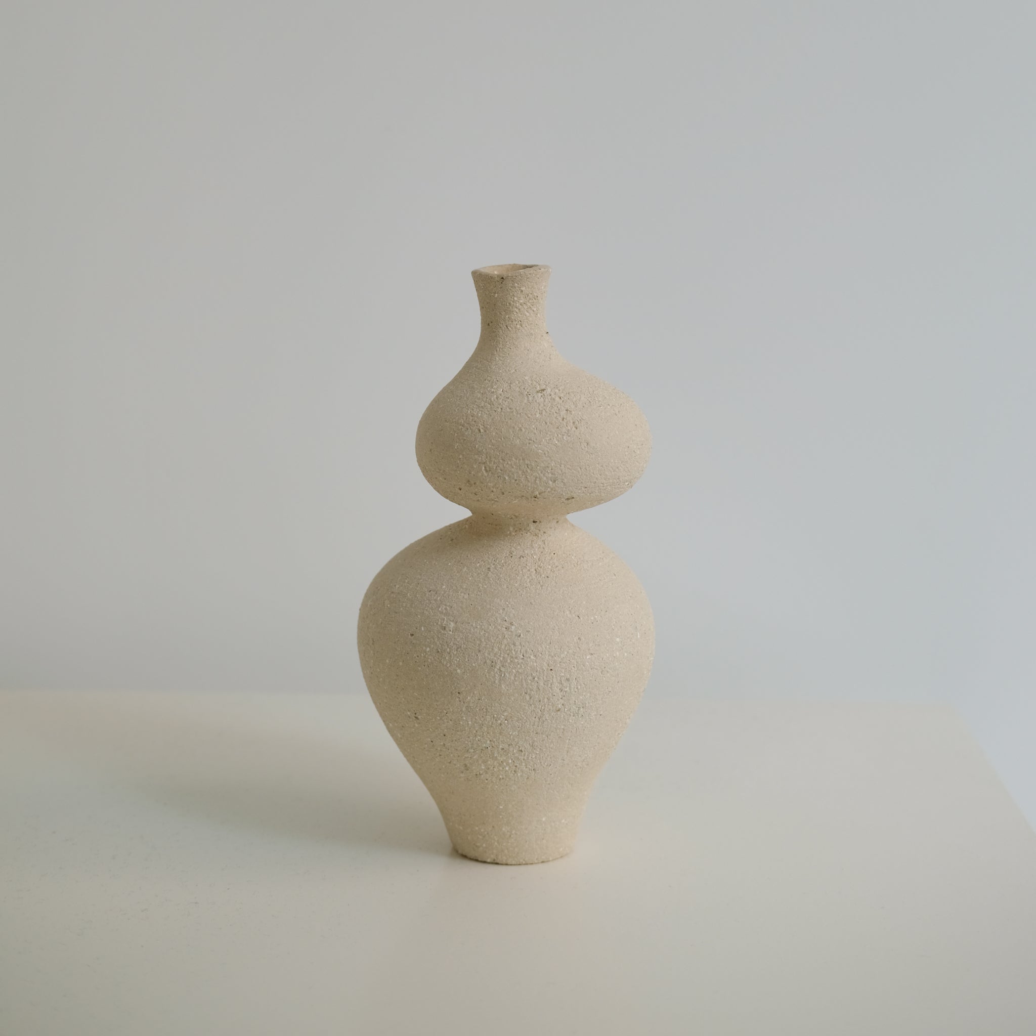 Vase Lilith S en grès H24 cm, de Lucia Mondadori chez Brutal Ceramics