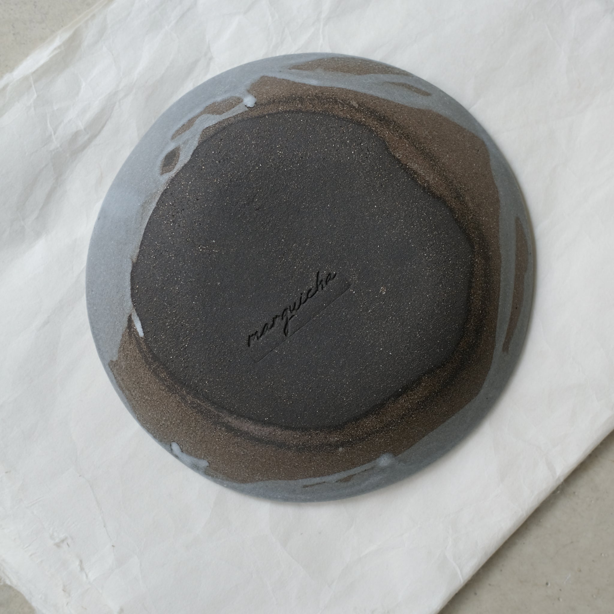 Assiette creuse en grès noir, gris par Marguicha chez Brutal Ceramics