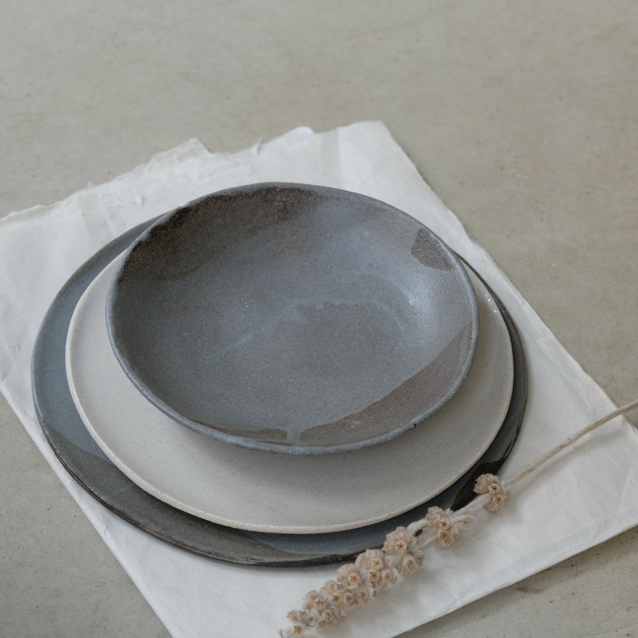 Assiette creuse en grès noir, gris par Marguicha chez Brutal Ceramics