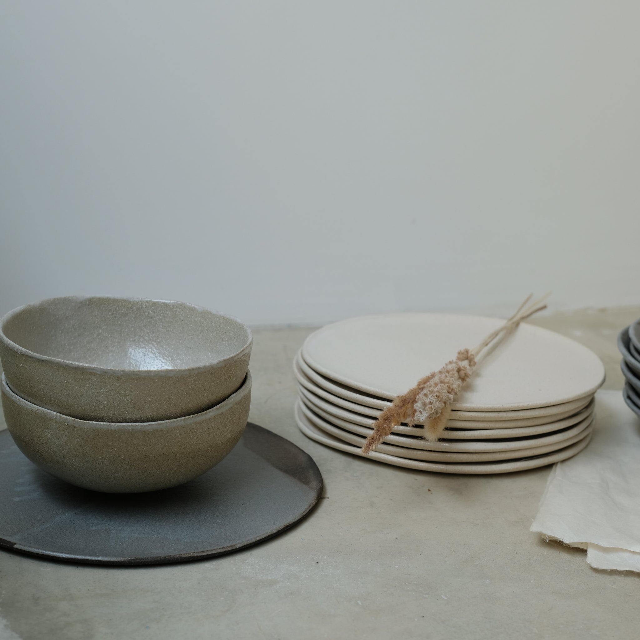 Assiette en grès blanc, beige par Marguicha chez Brutal Ceramics