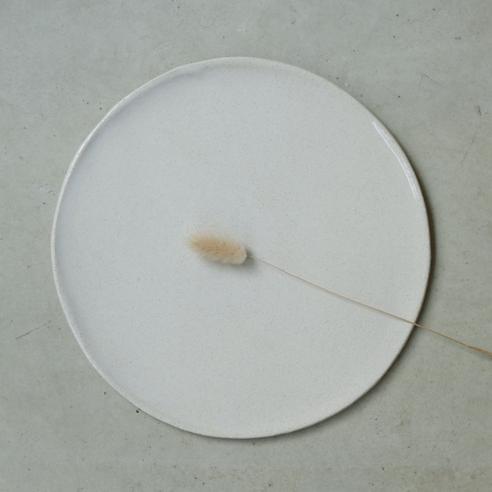 Assiette en grès blanc, beige par Marguicha chez Brutal Ceramics