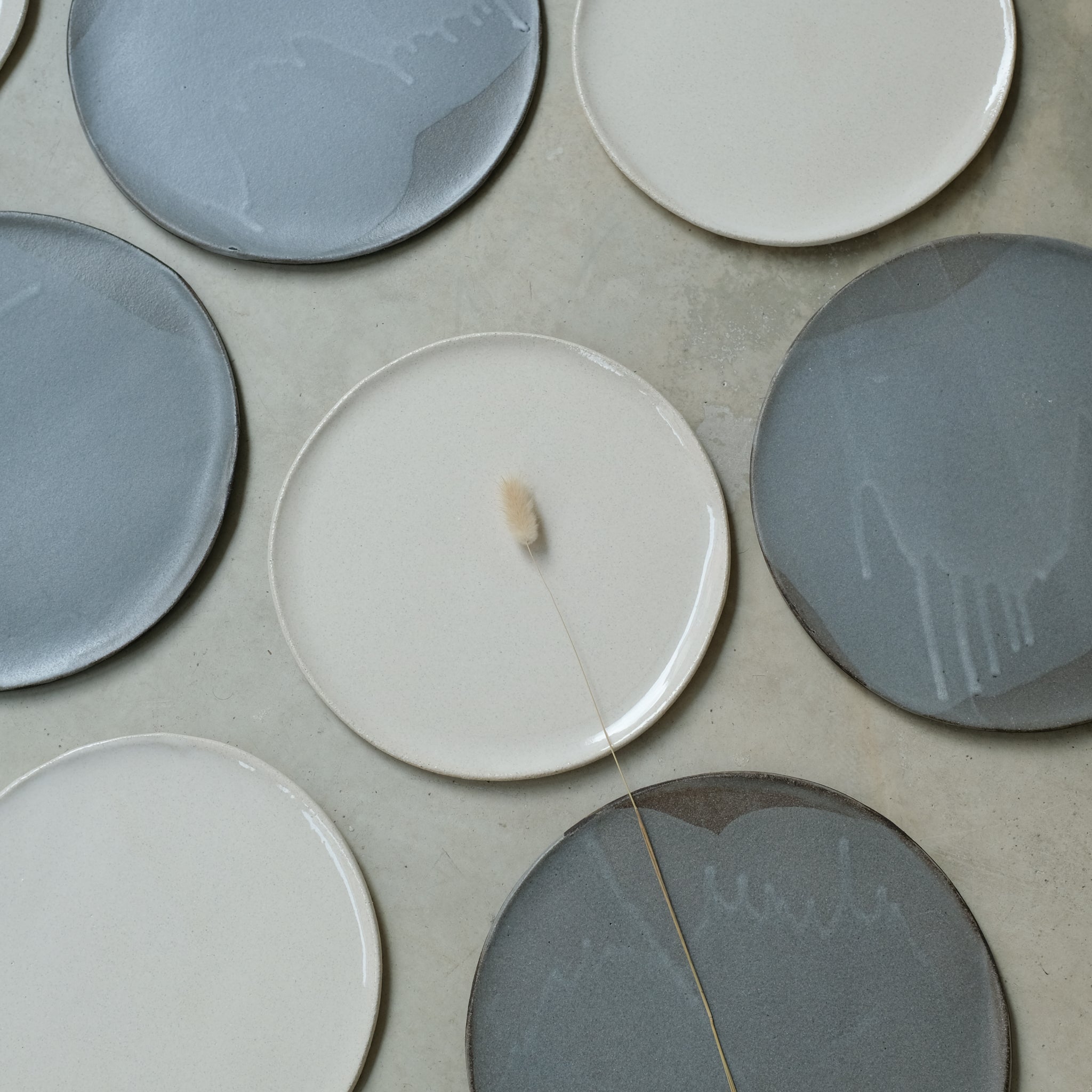 Assiette en grès noir, gris par Marguicha chez Brutal Ceramics