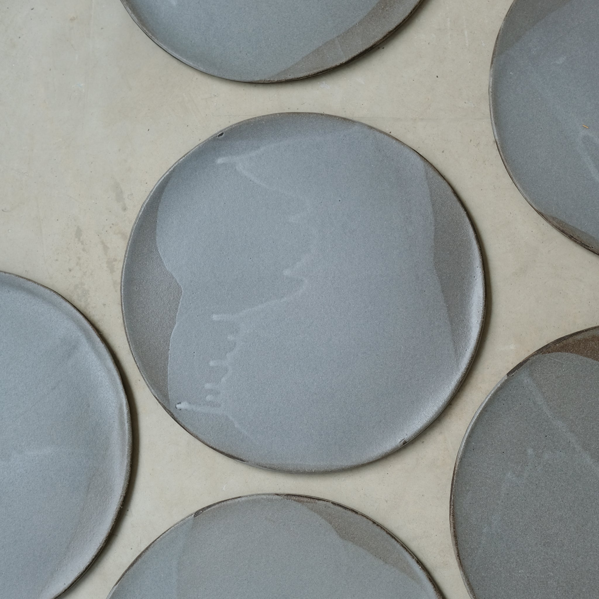 Assiette en grès noir, gris par Marguicha chez Brutal Ceramics