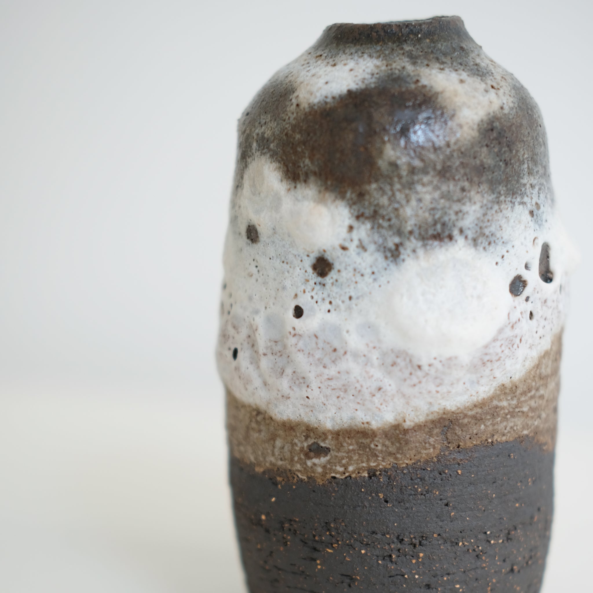 Vase en grès noir H 15,5cm par Nolwenn Baillet chez Brutal