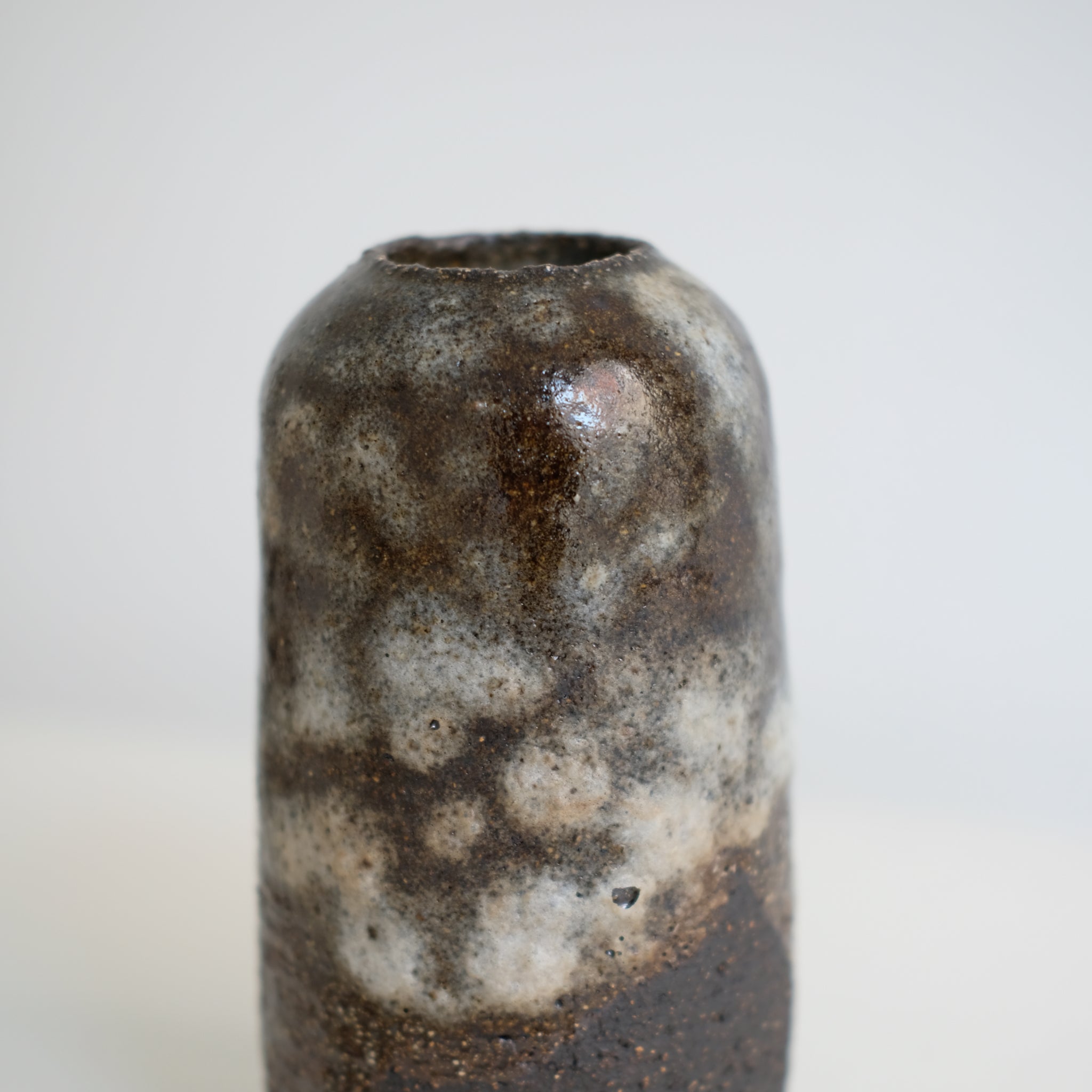 Vase en grès noir H 17,5cm par Nolwenn Baillet chez Brutal