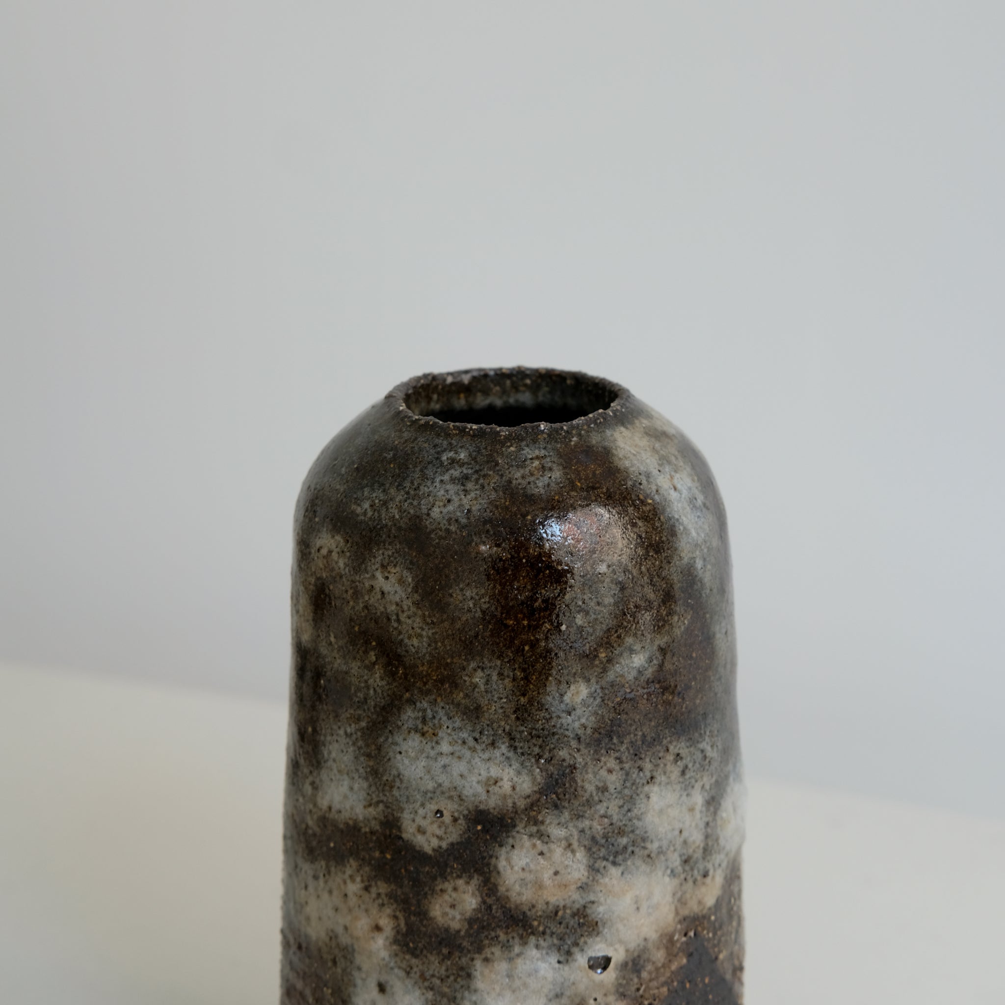 Vase en grès noir H 17,5cm par Nolwenn Baillet chez Brutal