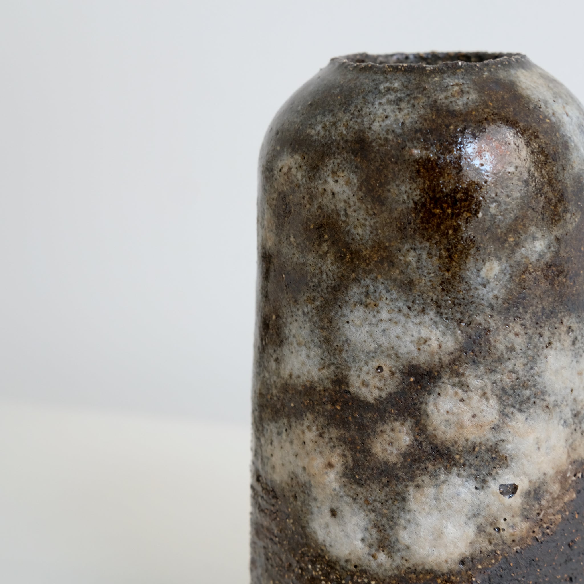 Vase en grès noir H 17,5cm par Nolwenn Baillet chez Brutal