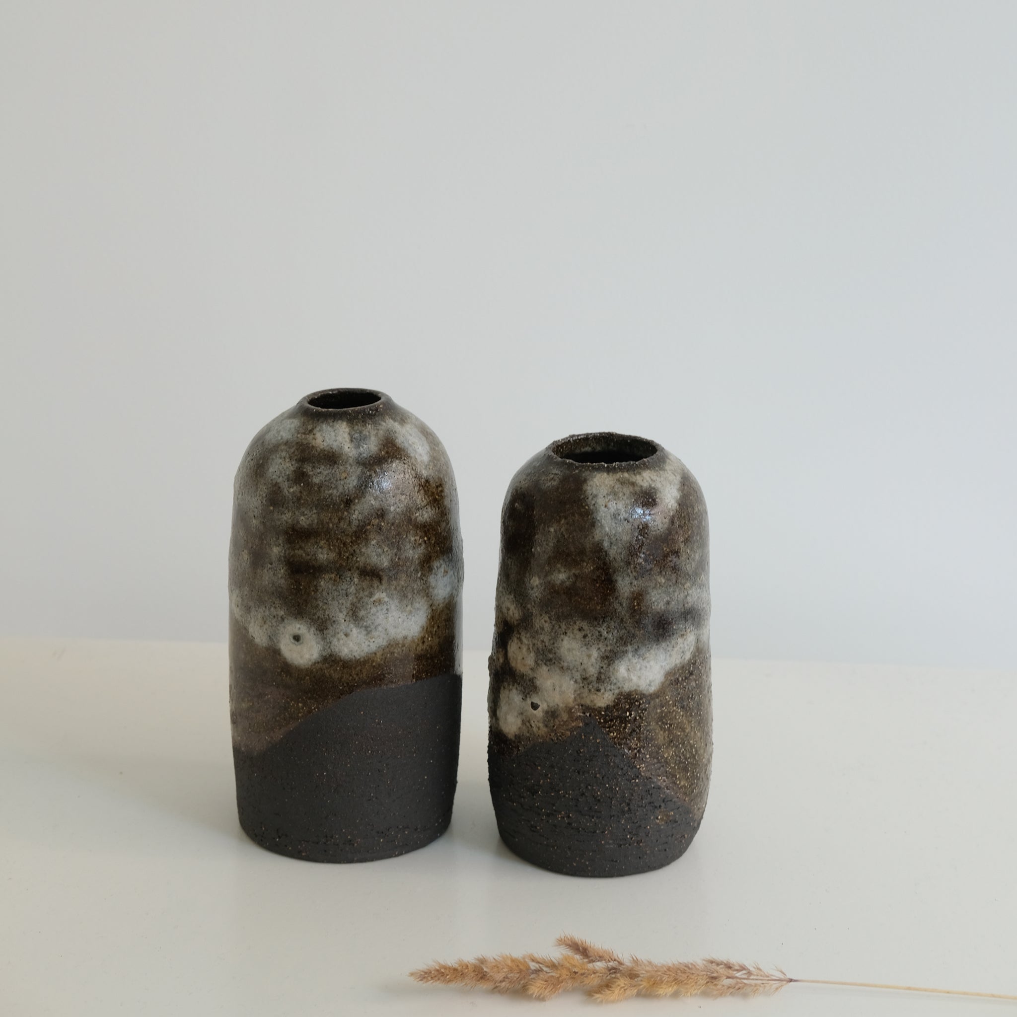 Vase en grès noir H 20cm par Nolwenn Baillet chez Brutal