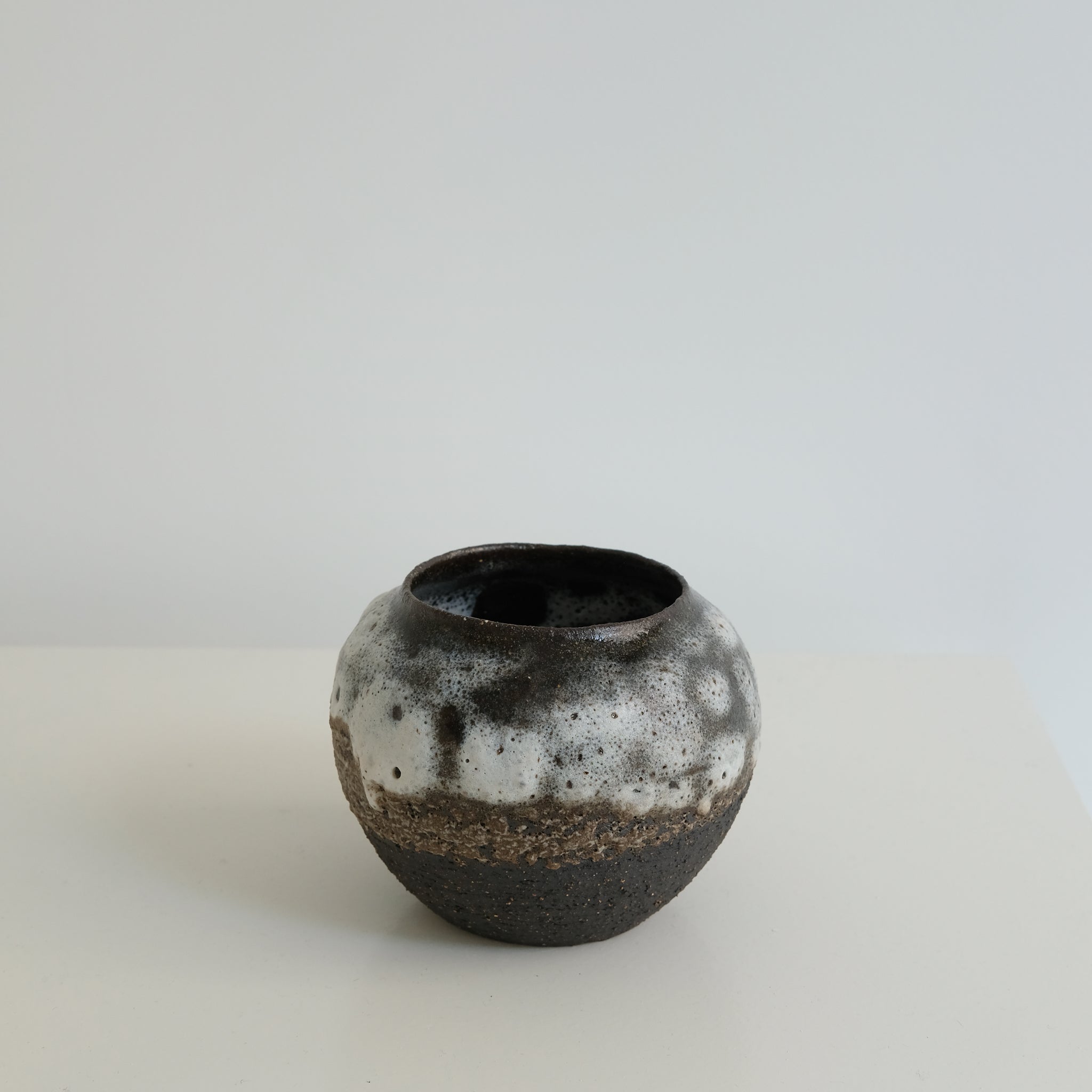 Vase boule en grès noir H 10cm par Nolwenn Baillet chez Brutal