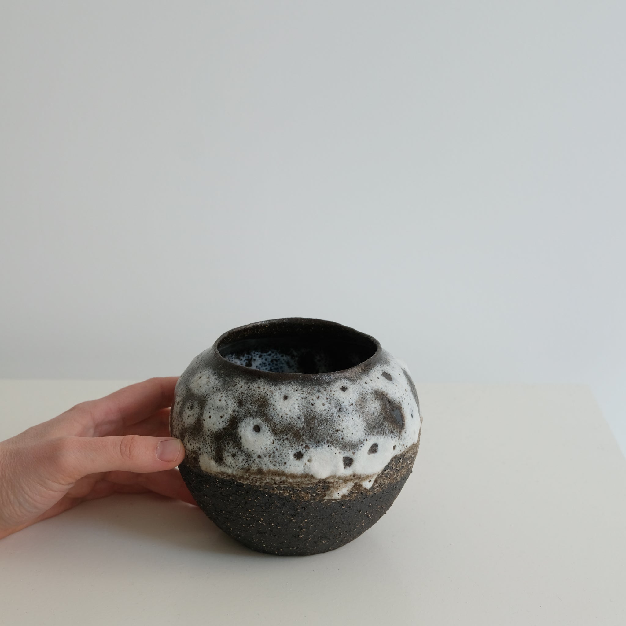 Vase boule en grès noir H 10cm par Nolwenn Baillet chez Brutal