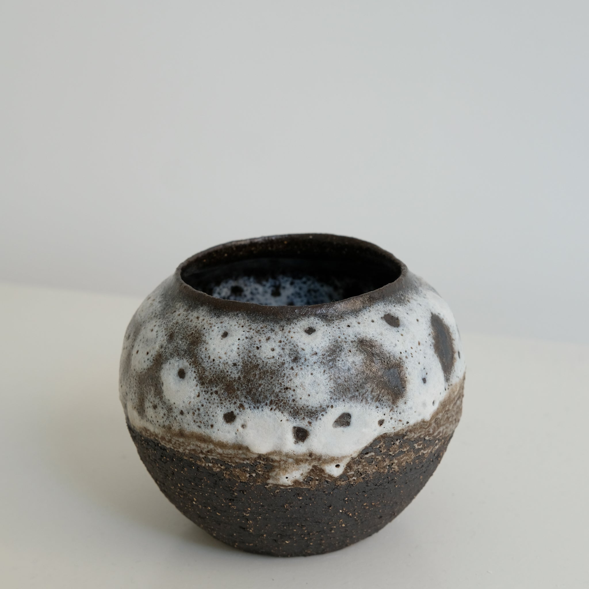 Vase boule en grès noir H 10cm par Nolwenn Baillet chez Brutal