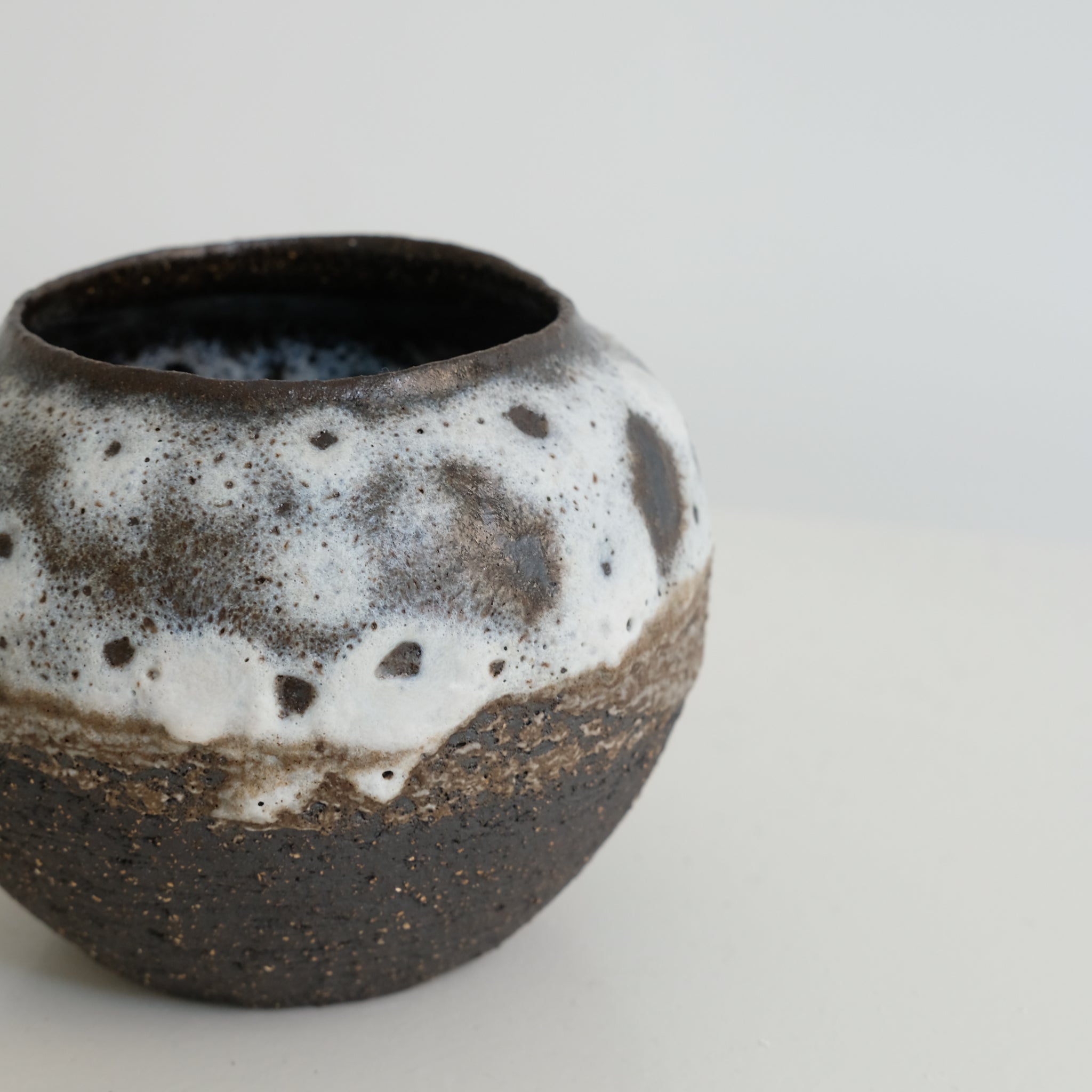 Vase boule en grès noir H 10cm par Nolwenn Baillet chez Brutal