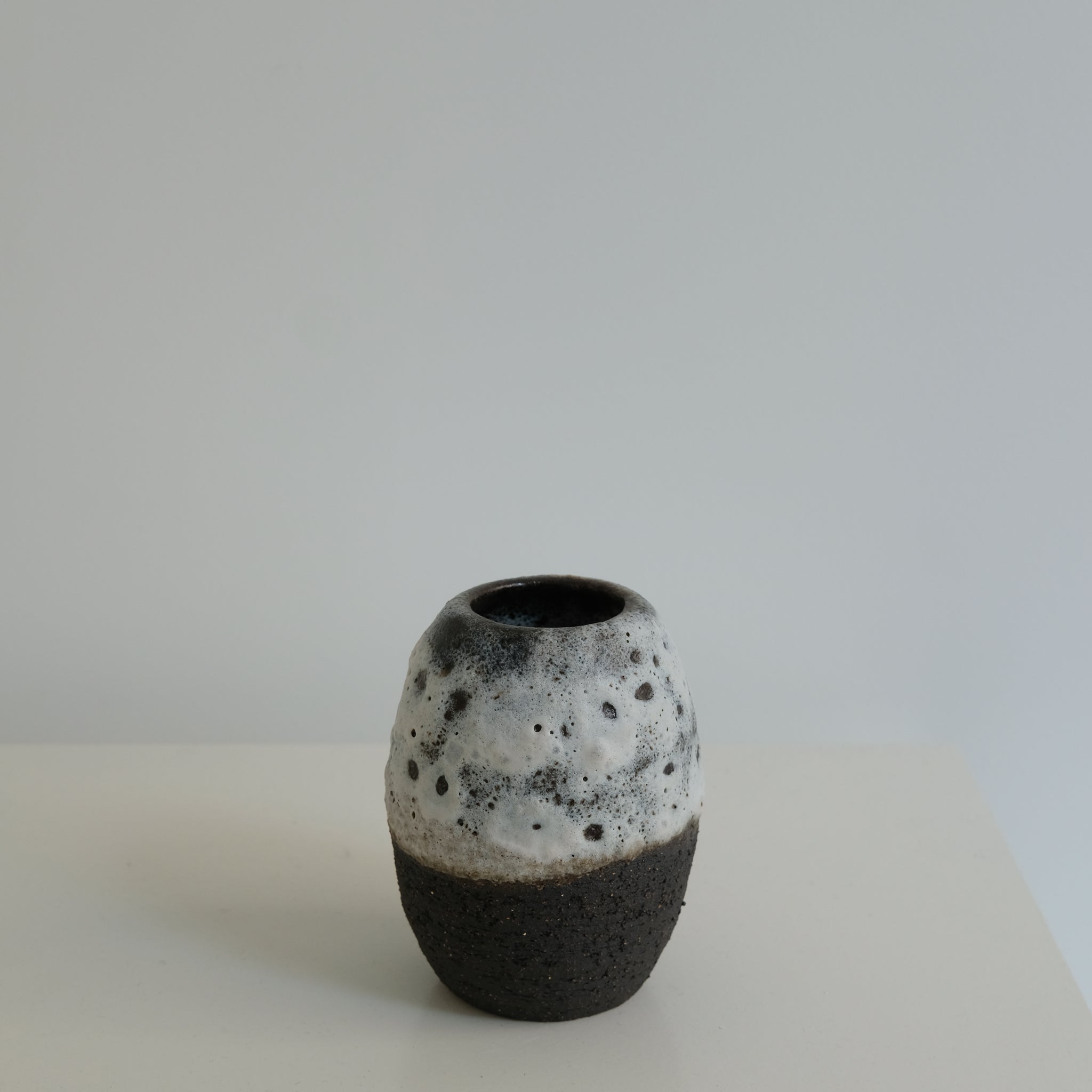 Vase en grès noir H 13cm par Nolwenn Baillet chez Brutal