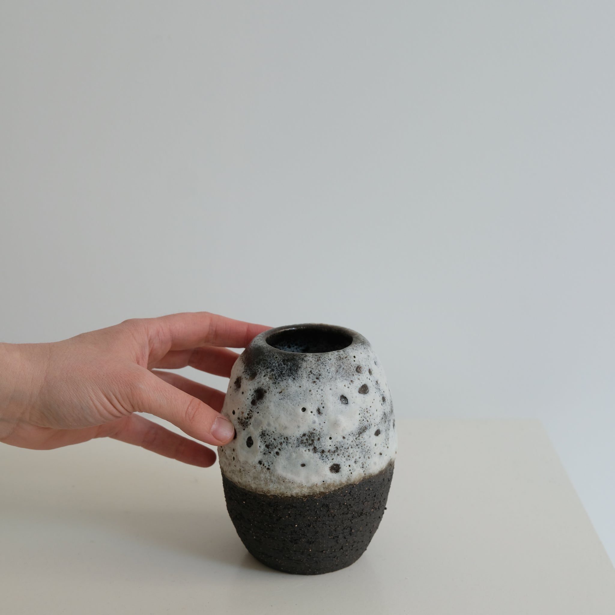 Vase en grès noir H 13cm par Nolwenn Baillet chez Brutal