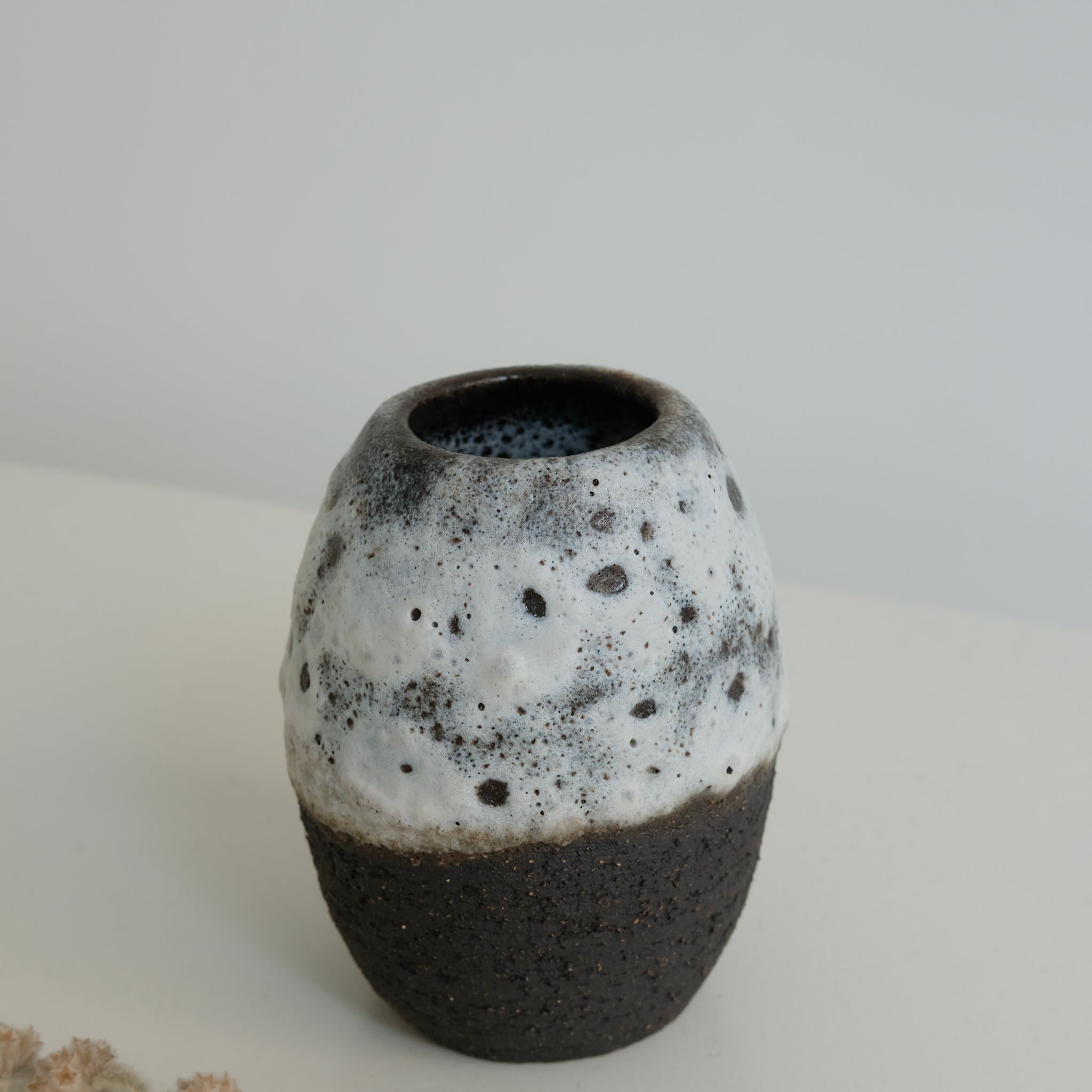 Vase en grès noir H 13cm par Nolwenn Baillet chez Brutal