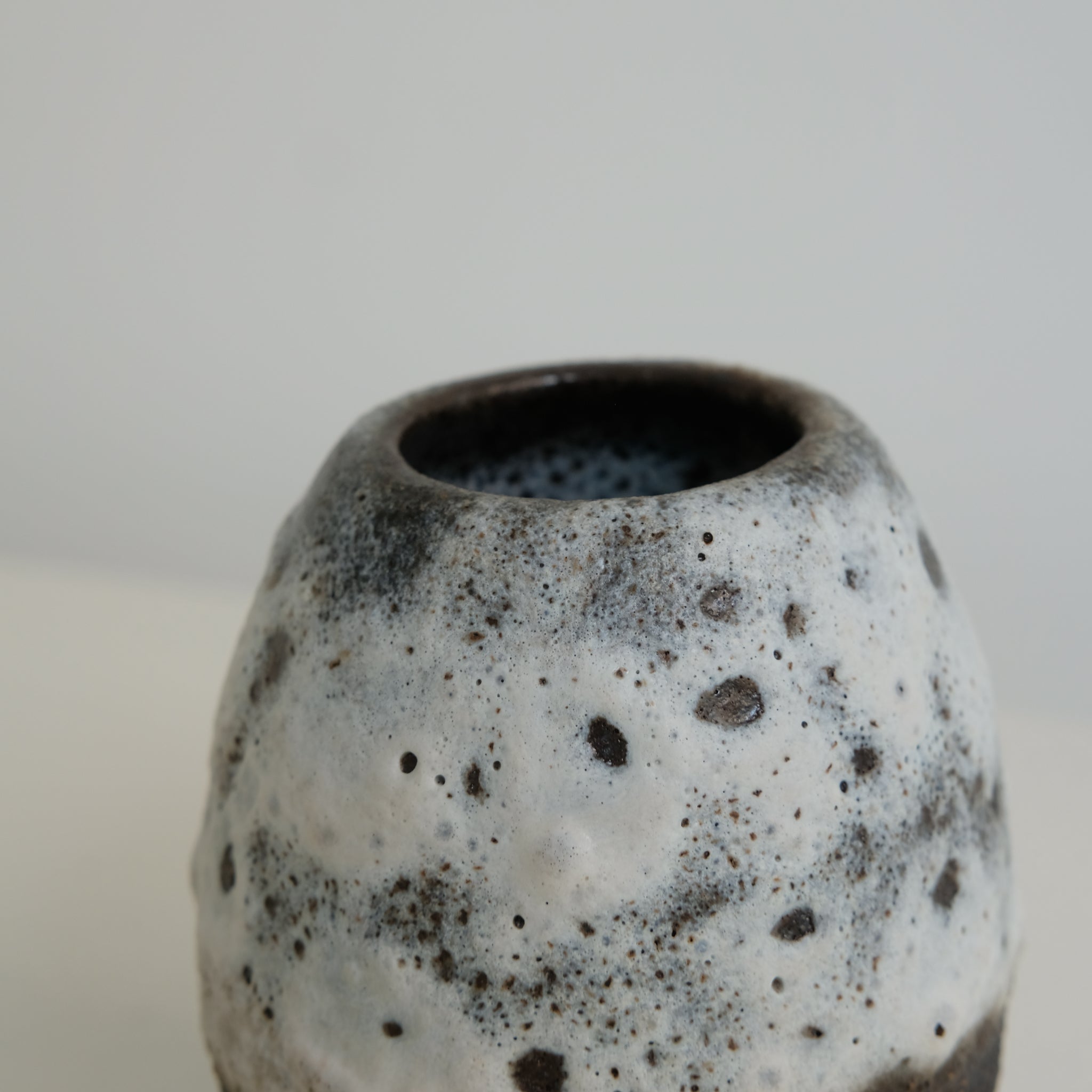 Vase en grès noir H 13cm par Nolwenn Baillet chez Brutal