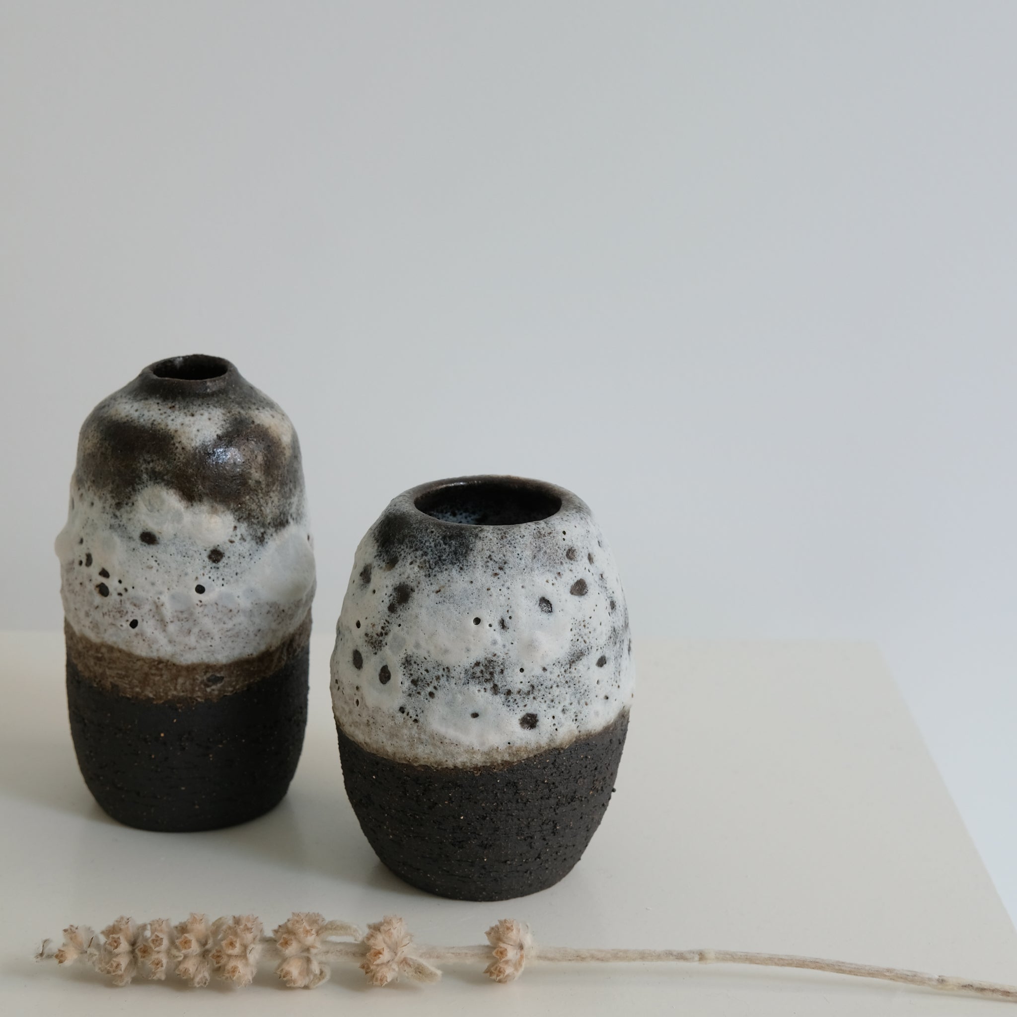 Vase en grès noir H 13cm par Nolwenn Baillet chez Brutal