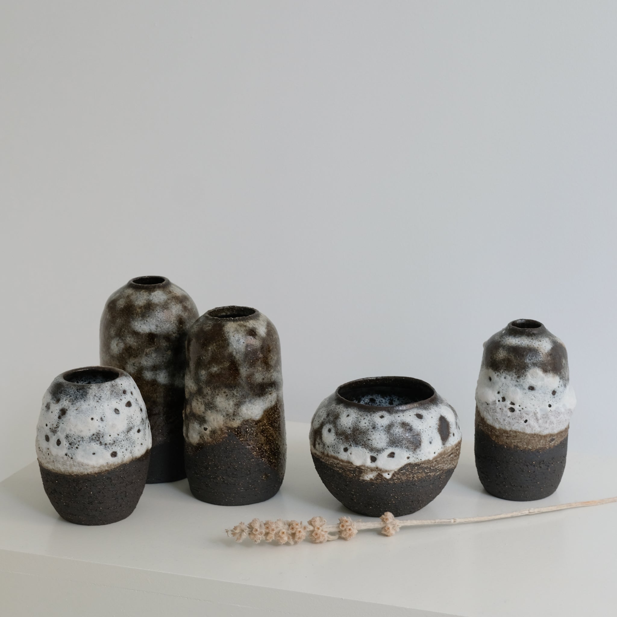 Vase en grès noir H 20cm par Nolwenn Baillet chez Brutal