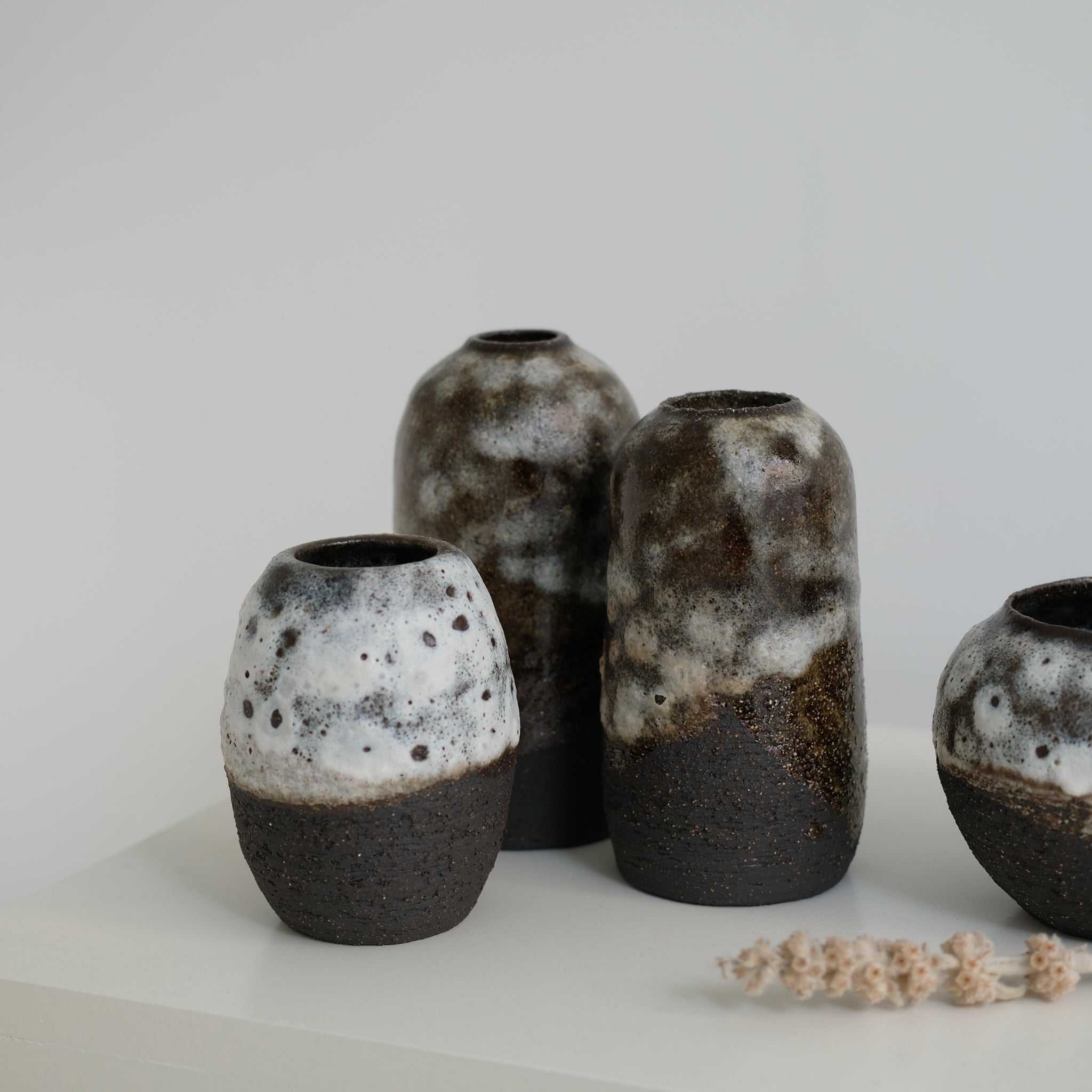 Vase en grès noir H 20cm par Nolwenn Baillet chez Brutal