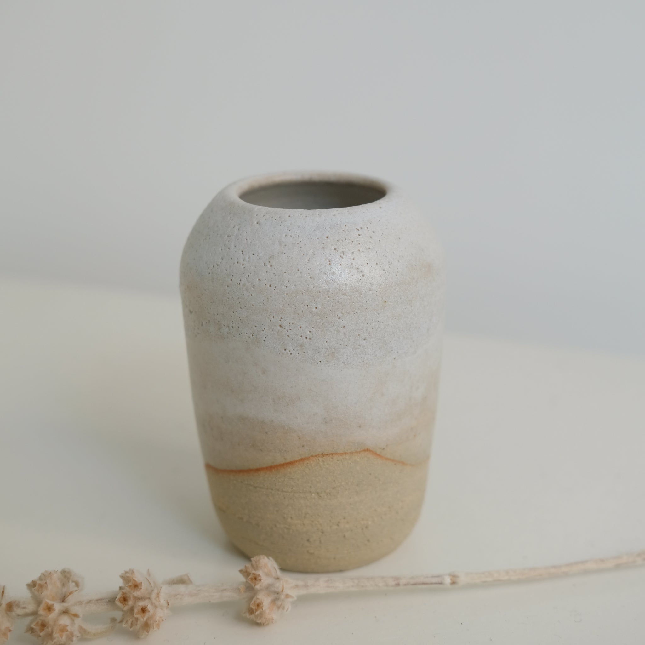 Vase en grès blanc par Nolwenn Baillet chez Brutal
