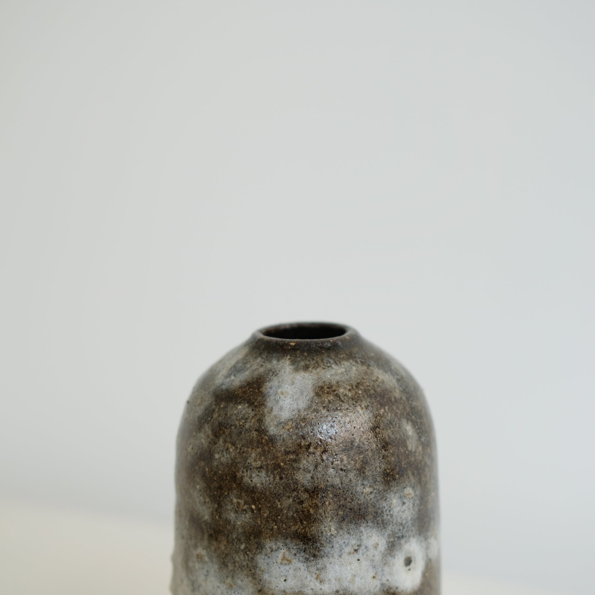 Vase en grès noir H 20cm par Nolwenn Baillet chez Brutal