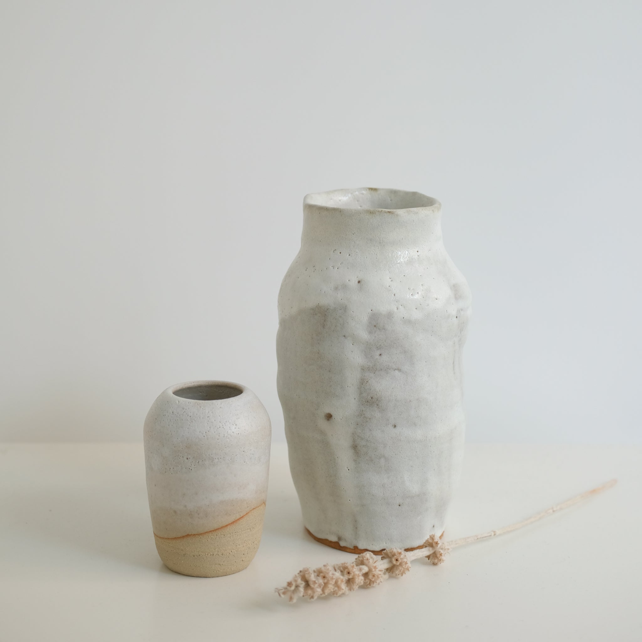 Vase en grès blanc par Nolwenn Baillet chez Brutal
