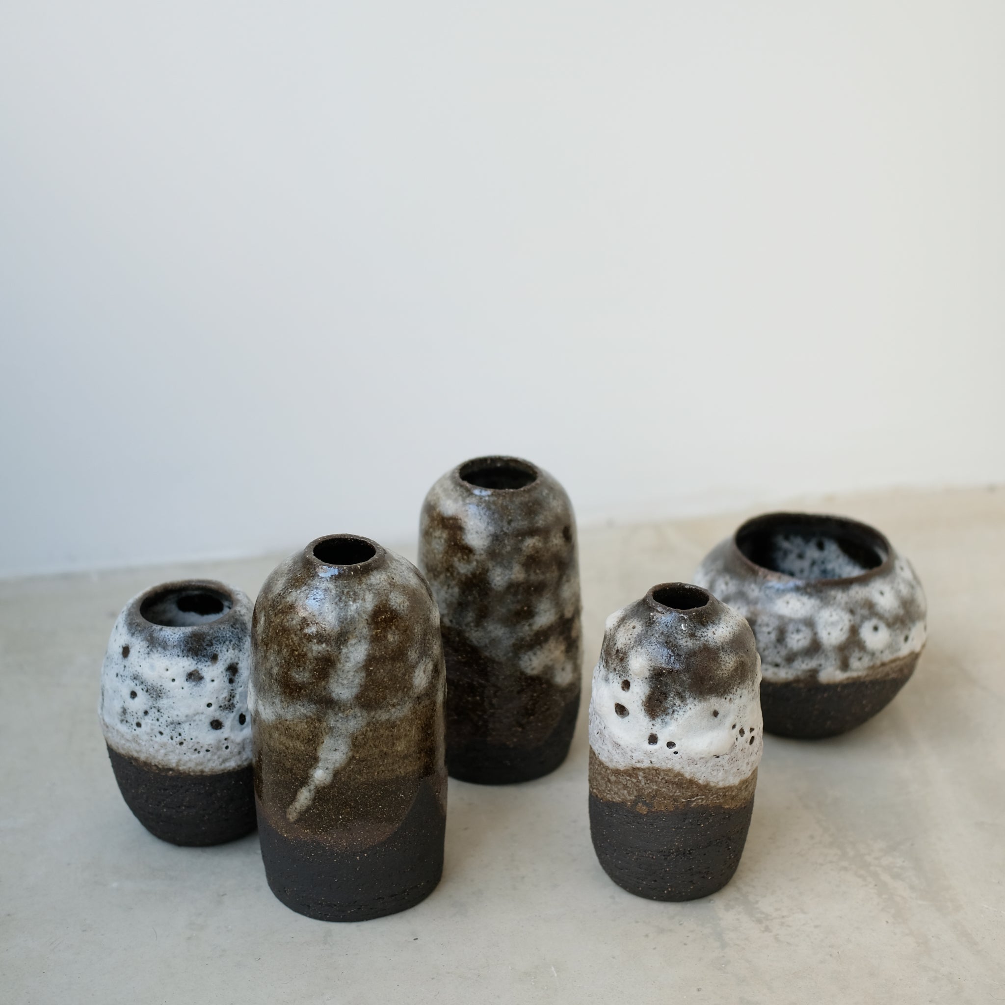 Vase en grès noir H 15,5cm par Nolwenn Baillet chez Brutal