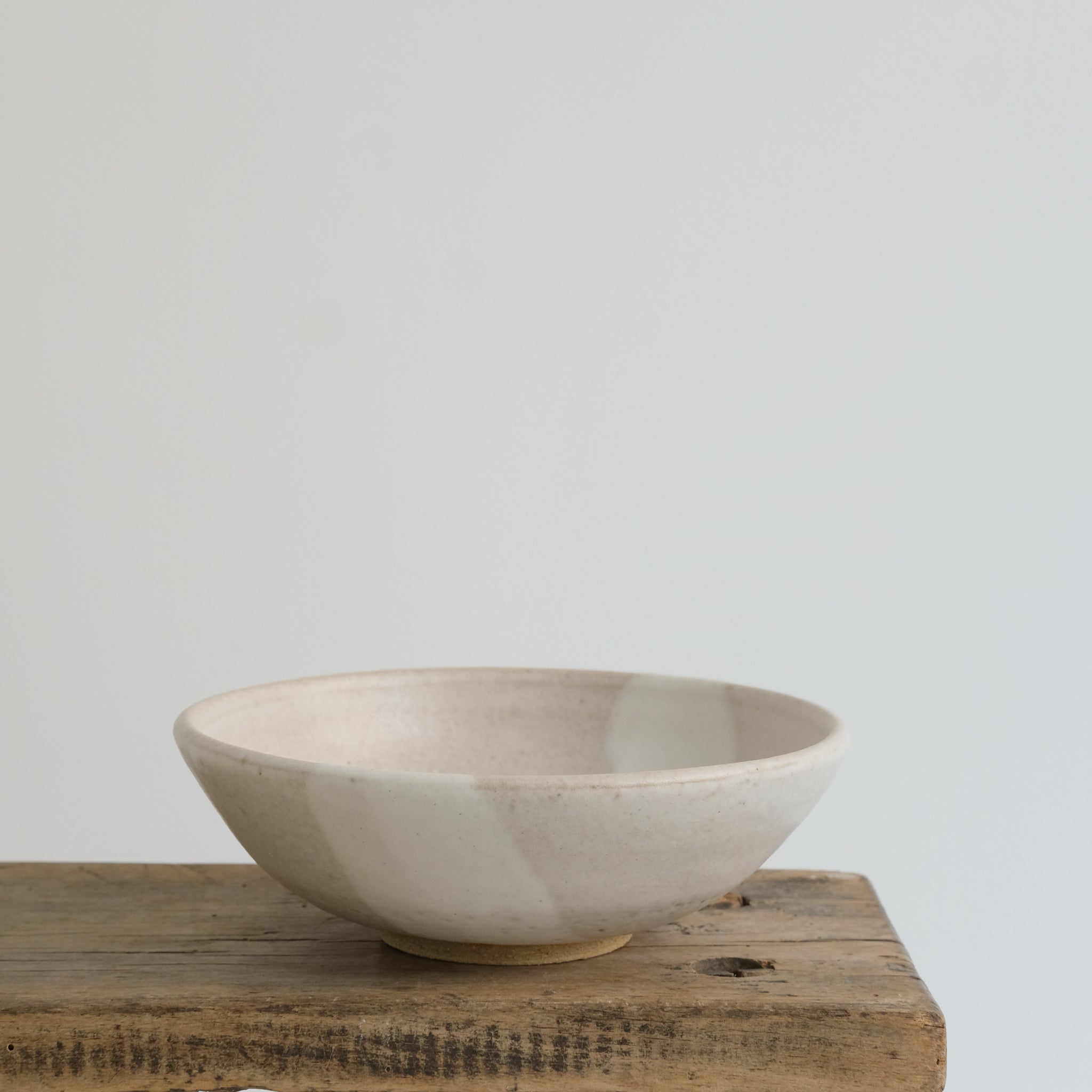 Bol en grès blanc par Nolwenn Baillet chez Brutal Ceramics