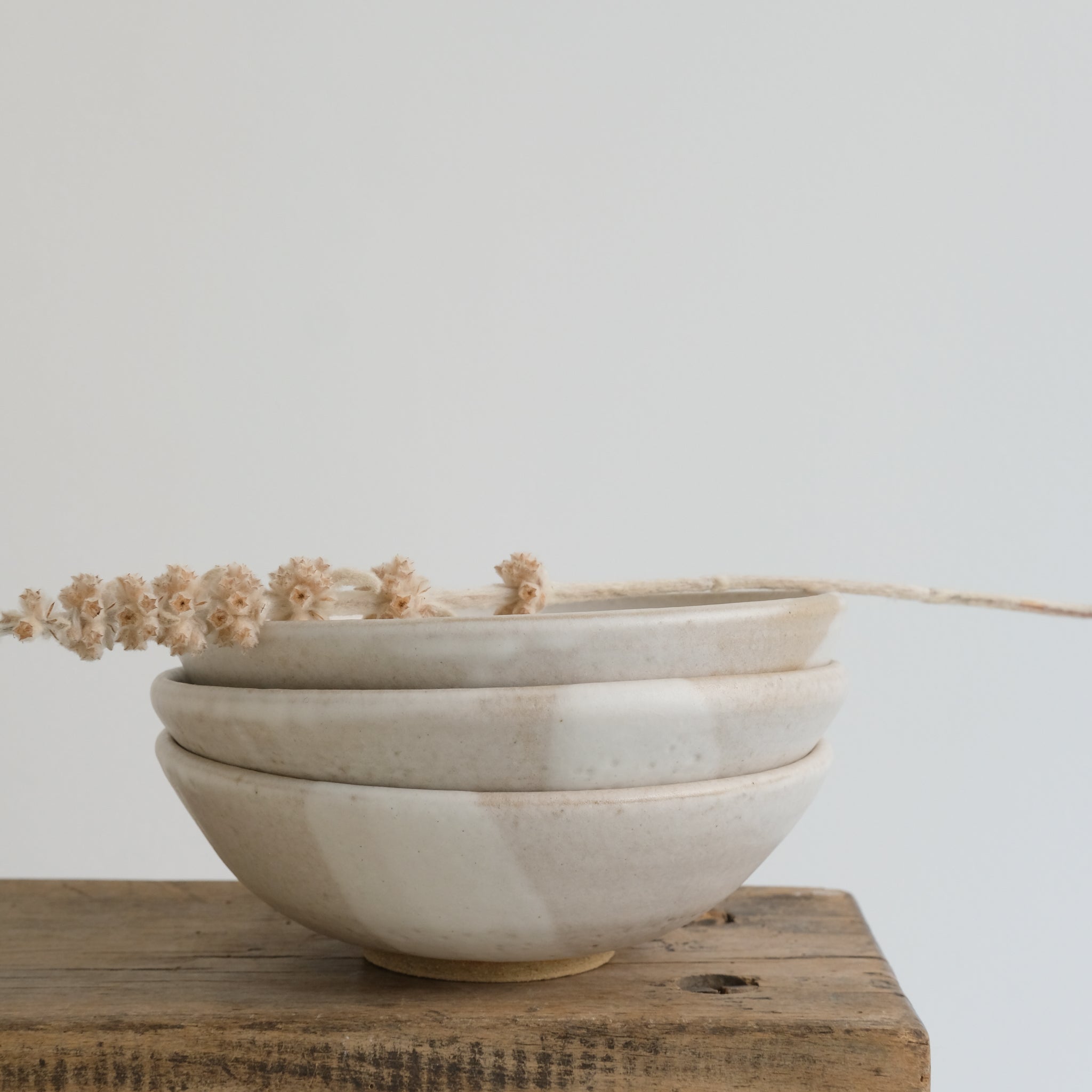 Bol en grès blanc par Nolwenn Baillet chez Brutal Ceramics