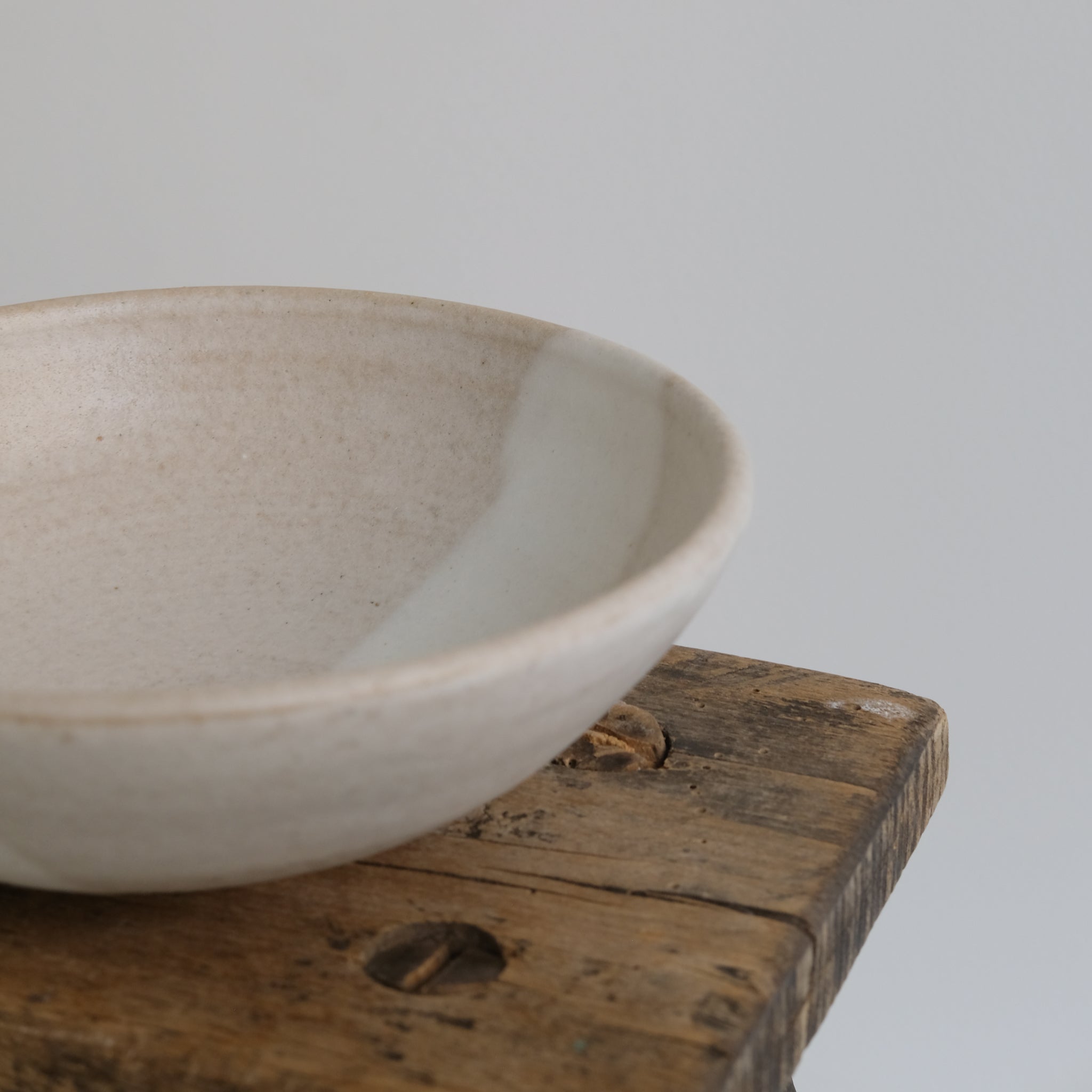 Bol en grès blanc par Nolwenn Baillet chez Brutal Ceramics