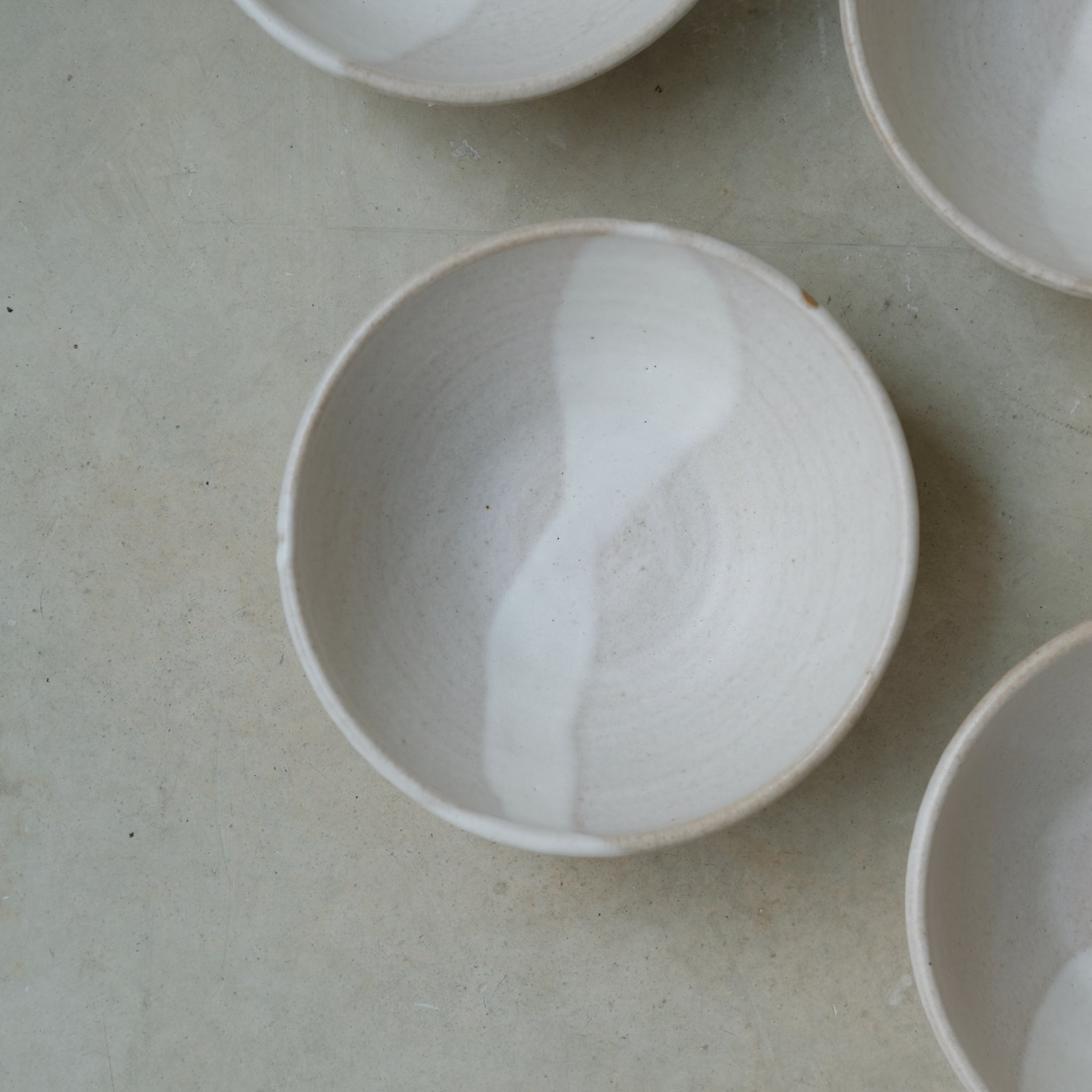 Bol en grès blanc par Nolwenn Baillet chez Brutal Ceramics